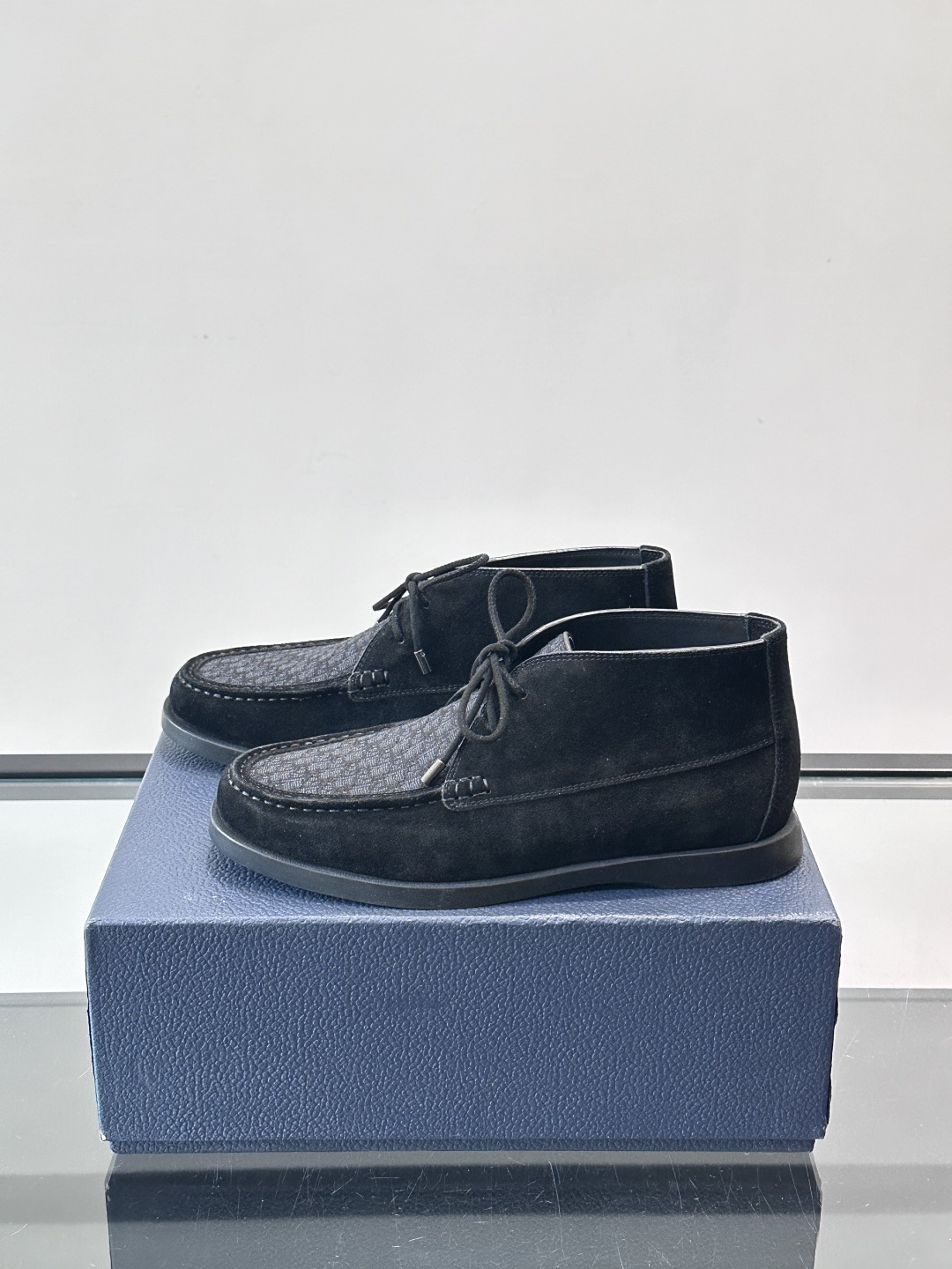 Dio*🆕新款男士休闲短靴，以进口头层牛皮制成，手缝马克线工艺，鞋面品牌经典老花帆布点缀设计，原版橡胶鞋