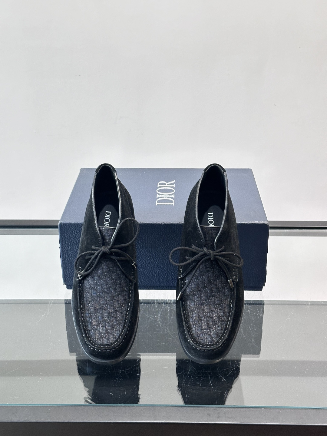 Dio*🆕新款男士休闲短靴，以进口头层牛皮制成，手缝马克线工艺，鞋面品牌经典老花帆布点缀设计，原版橡胶鞋