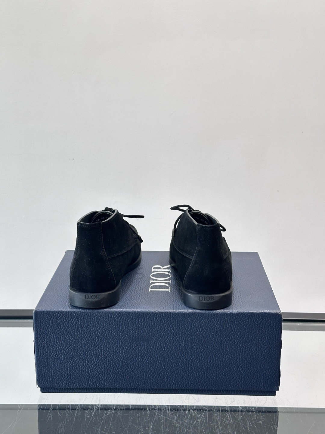 Dio*🆕新款男士休闲短靴，以进口头层牛皮制成，手缝马克线工艺，鞋面品牌经典老花帆布点缀设计，原版橡胶鞋