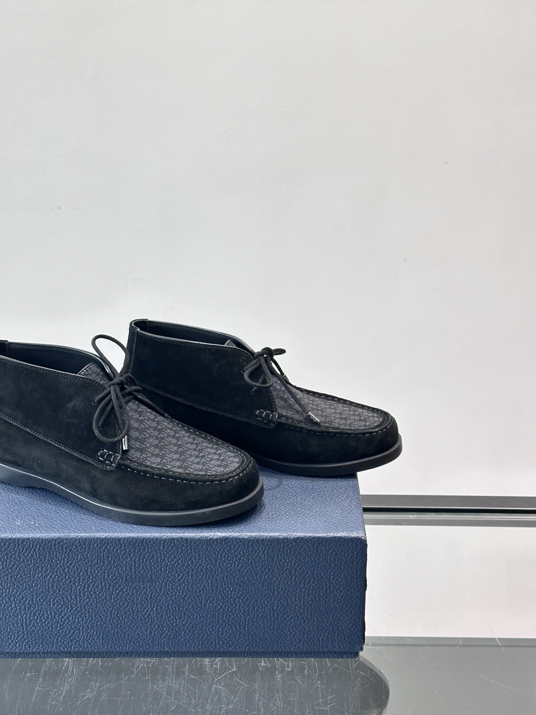 Dio*🆕新款男士休闲短靴，以进口头层牛皮制成，手缝马克线工艺，鞋面品牌经典老花帆布点缀设计，原版橡胶鞋