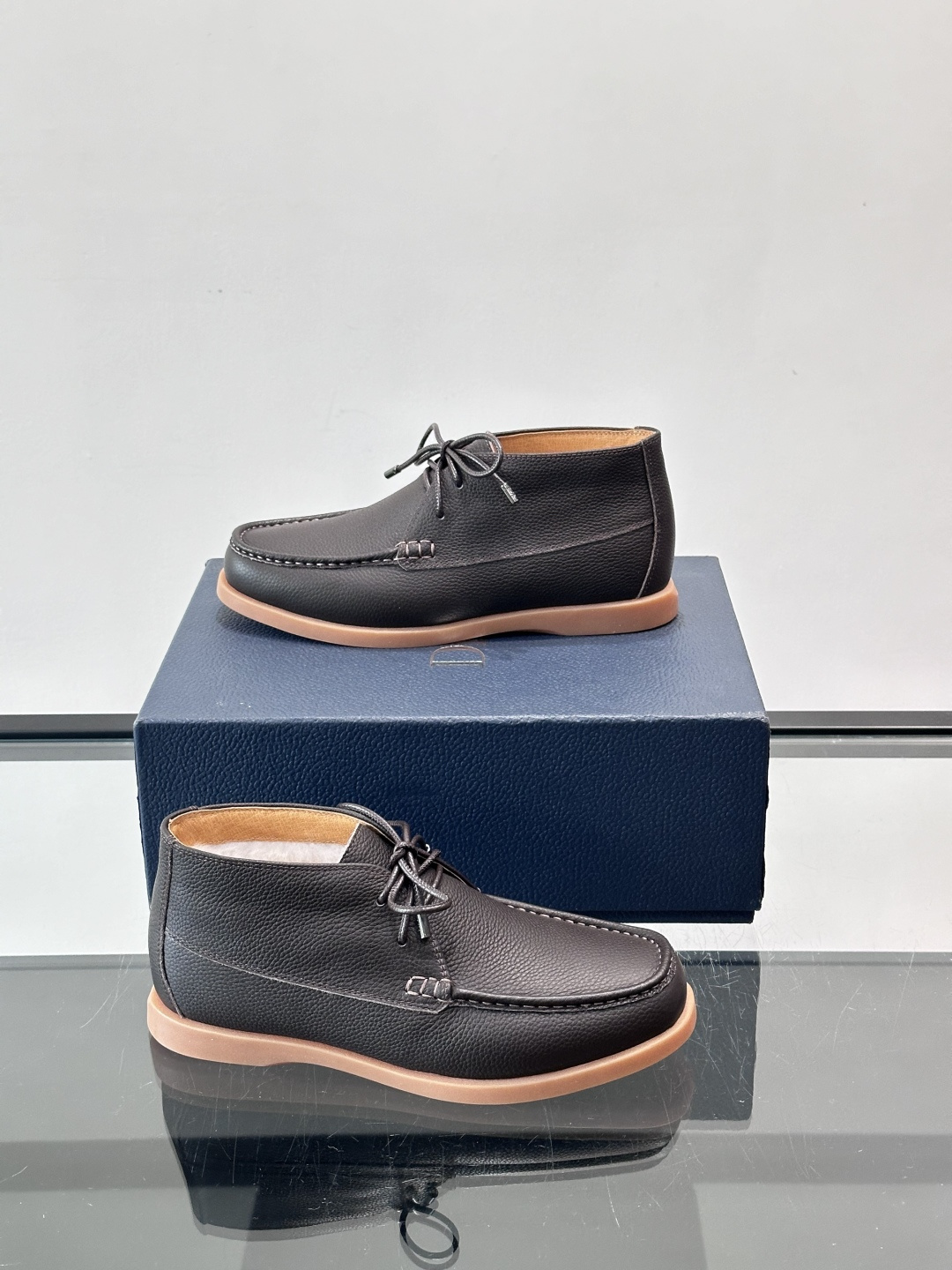 Dio*🆕新款男士休闲短靴（加绒内里），以进口头层牛皮制成，手缝马克线工艺，鞋面品牌经典老花帆布点缀设计