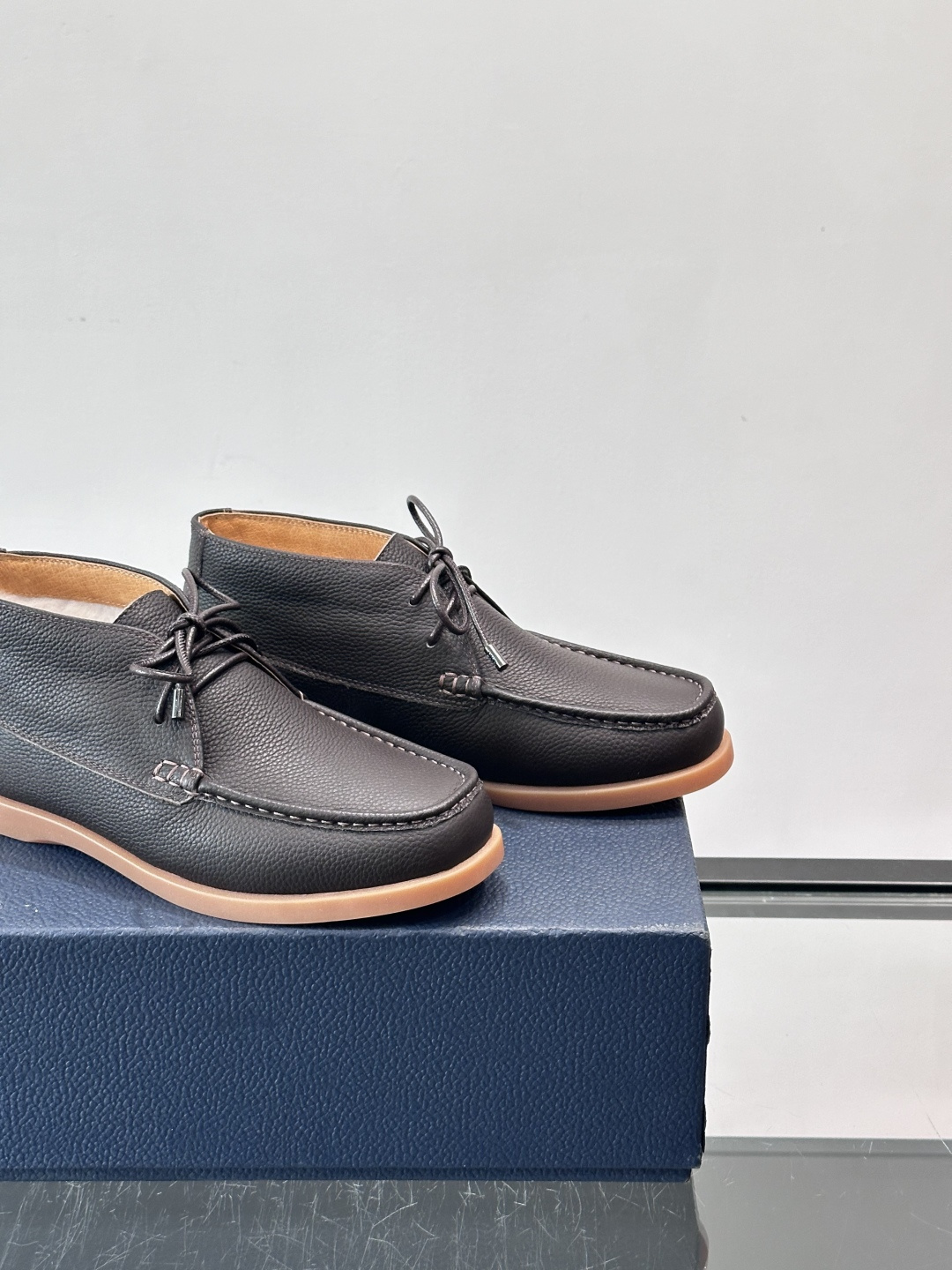 Dio*🆕新款男士休闲短靴（加绒内里），以进口头层牛皮制成，手缝马克线工艺，鞋面品牌经典老花帆布点缀设计