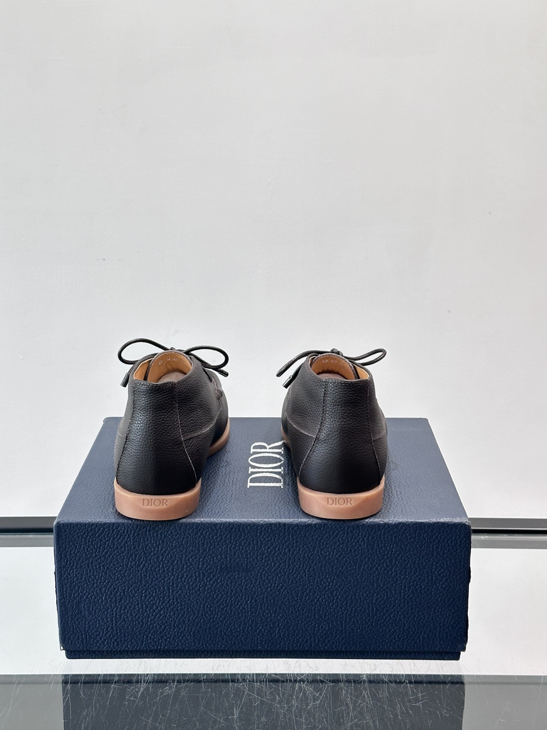 Dio*🆕新款男士休闲短靴（加绒内里），以进口头层牛皮制成，手缝马克线工艺，鞋面品牌经典老花帆布点缀设计