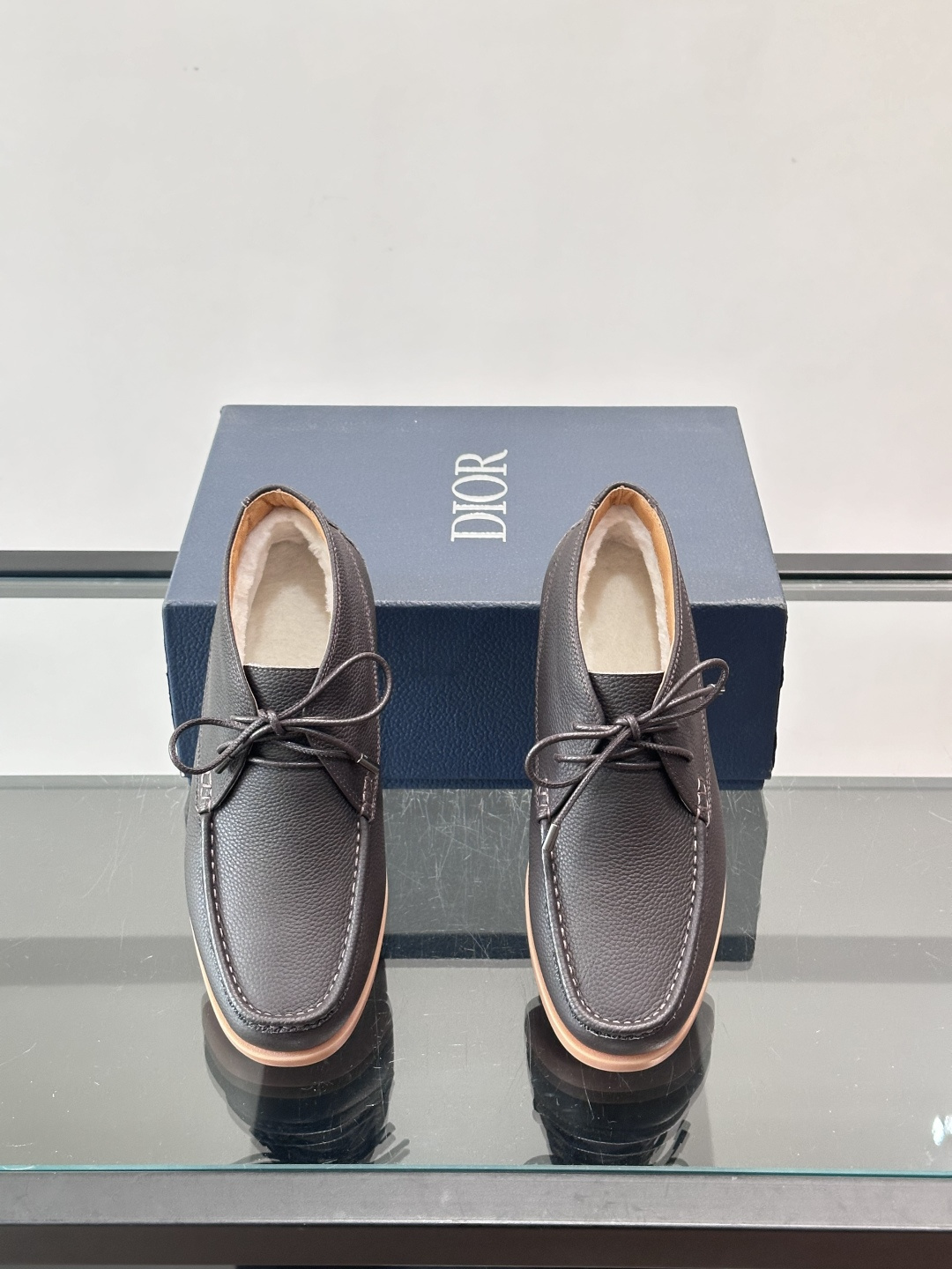 Dio*🆕新款男士休闲短靴（加绒内里），以进口头层牛皮制成，手缝马克线工艺，鞋面品牌经典老花帆布点缀设计