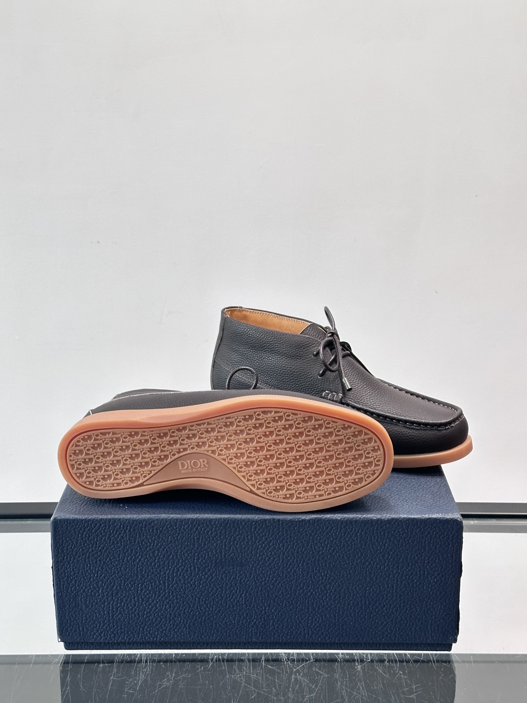 Dio*🆕新款男士休闲短靴（加绒内里），以进口头层牛皮制成，手缝马克线工艺，鞋面品牌经典老花帆布点缀设计