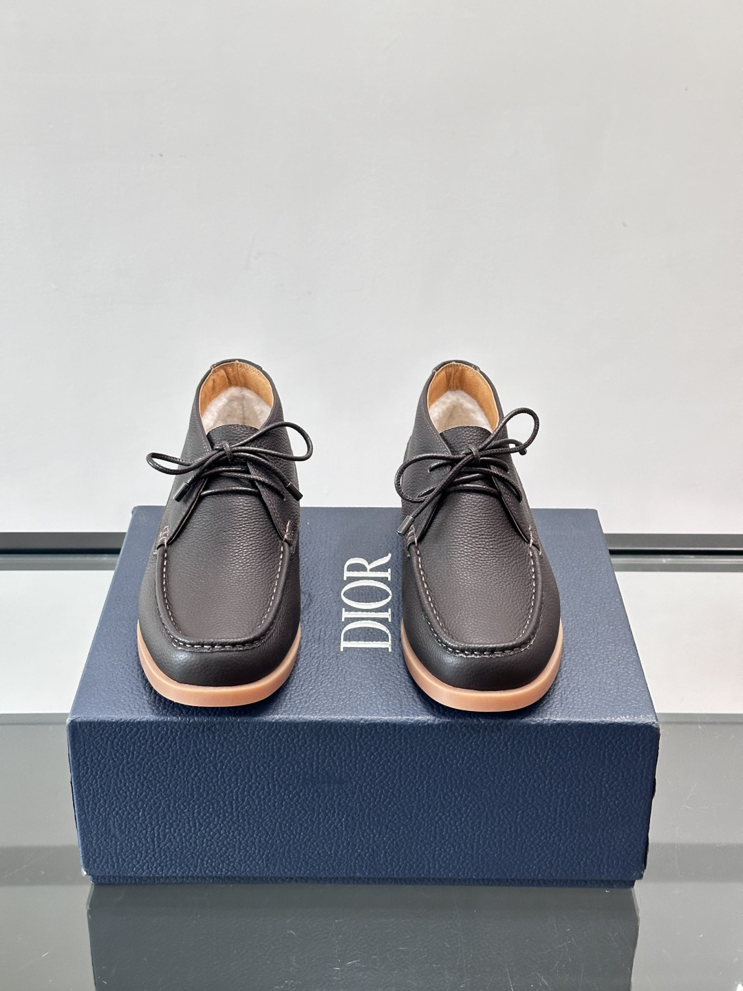 Dio*🆕新款男士休闲短靴（加绒内里），以进口头层牛皮制成，手缝马克线工艺，鞋面品牌经典老花帆布点缀设计