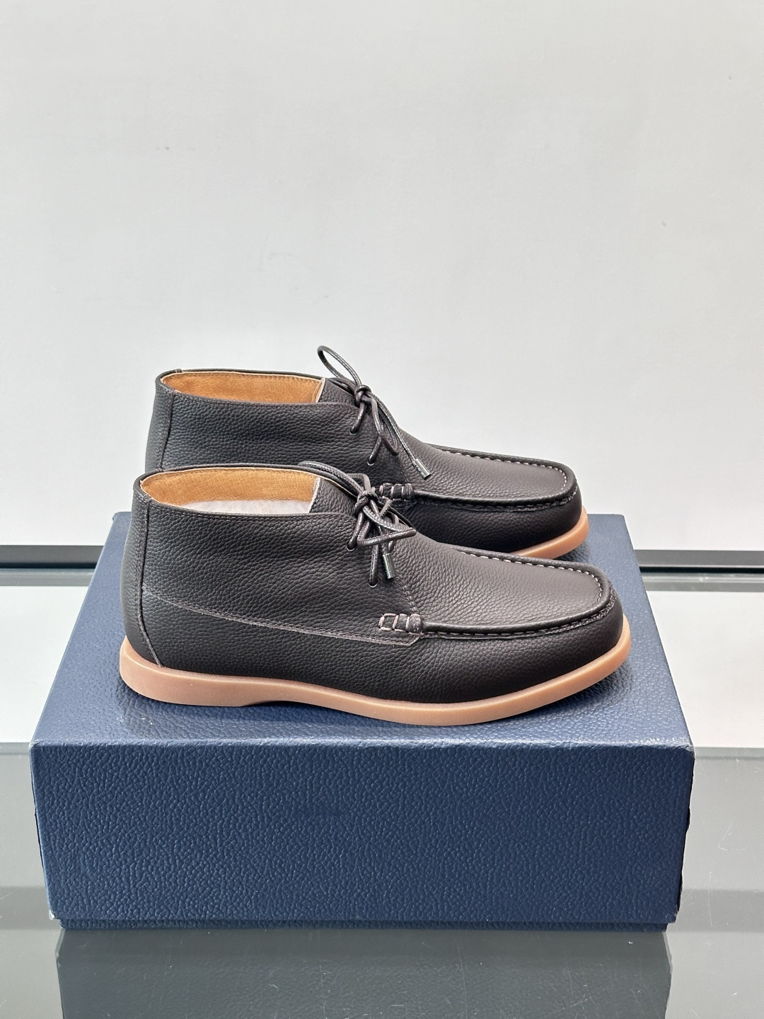 Dio*🆕新款男士休闲短靴（加绒内里），以进口头层牛皮制成，手缝马克线工艺，鞋面品牌经典老花帆布点缀设计