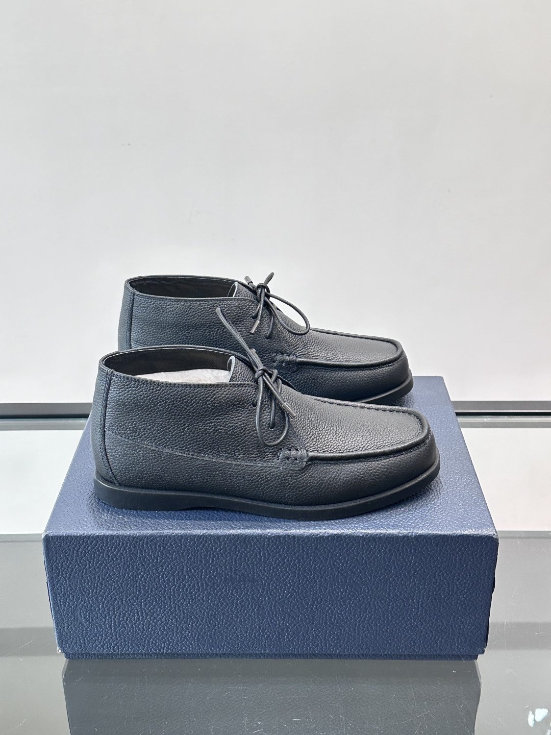 Dio*🆕新款男士休闲短靴（加绒内里），以进口头层牛皮制成，手缝马克线工艺，鞋面品牌经典老花帆布点缀设计