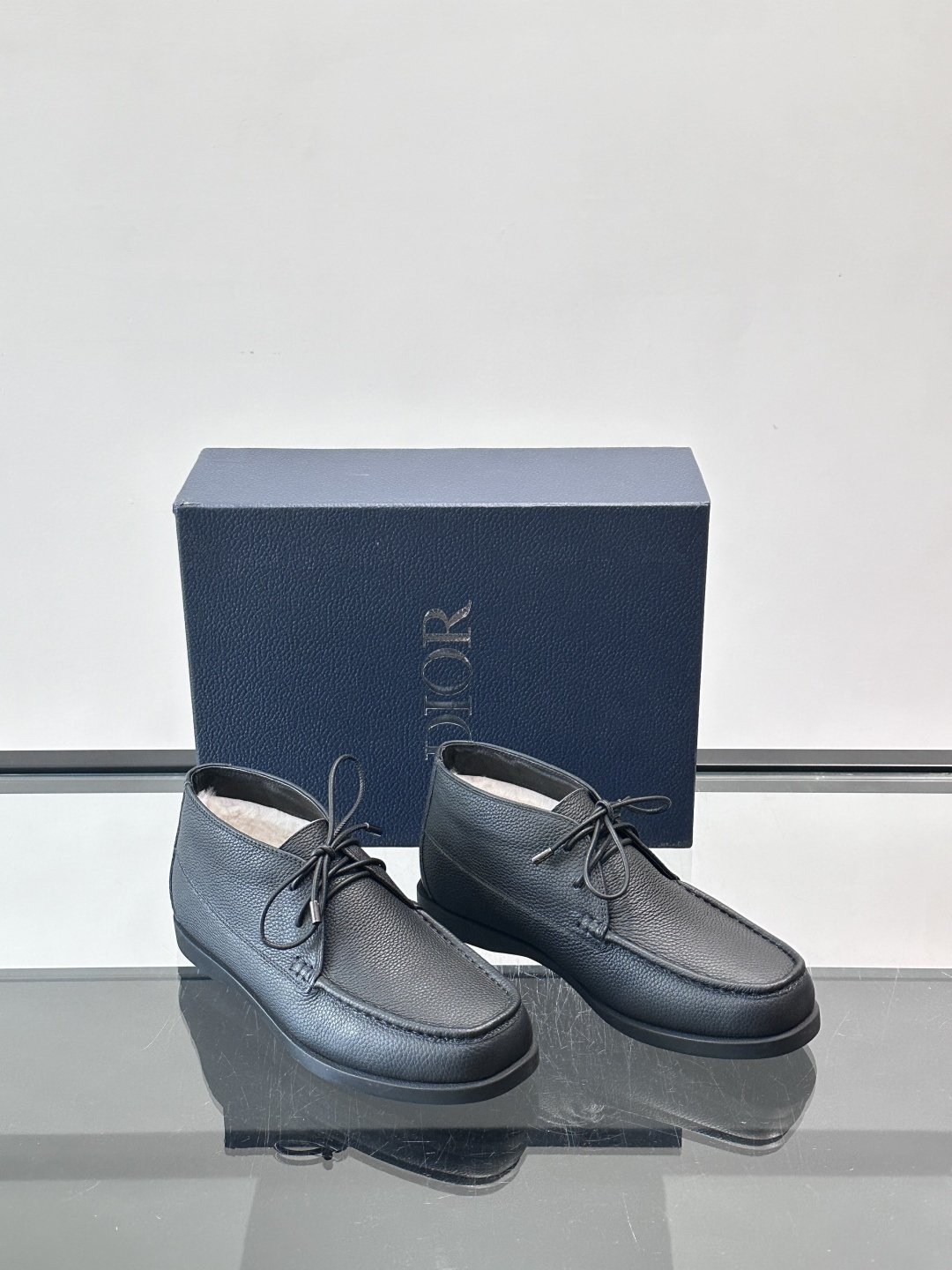 Dio*🆕新款男士休闲短靴（加绒内里），以进口头层牛皮制成，手缝马克线工艺，鞋面品牌经典老花帆布点缀设计