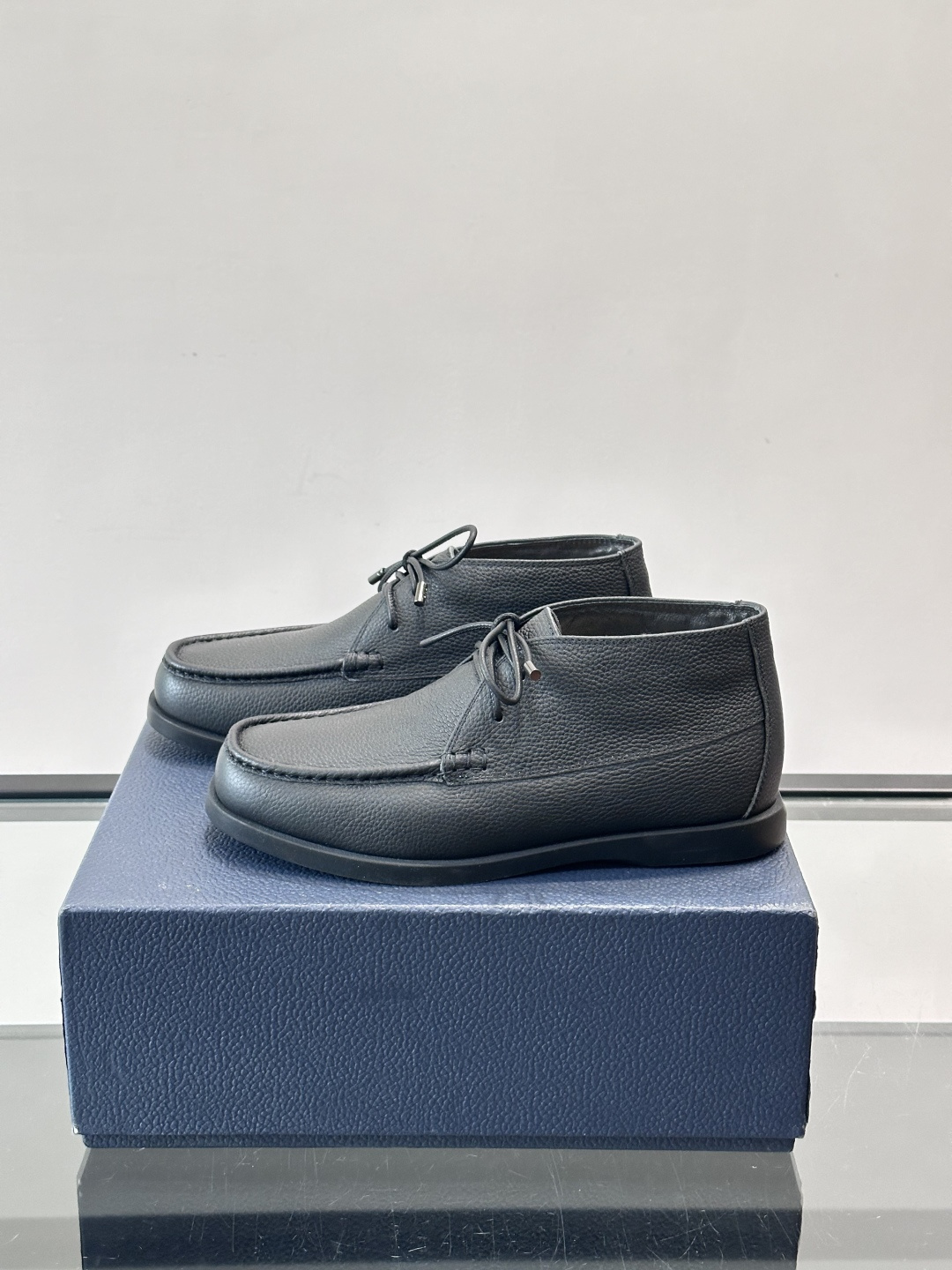 Dio*🆕新款男士休闲短靴（加绒内里），以进口头层牛皮制成，手缝马克线工艺，鞋面品牌经典老花帆布点缀设计