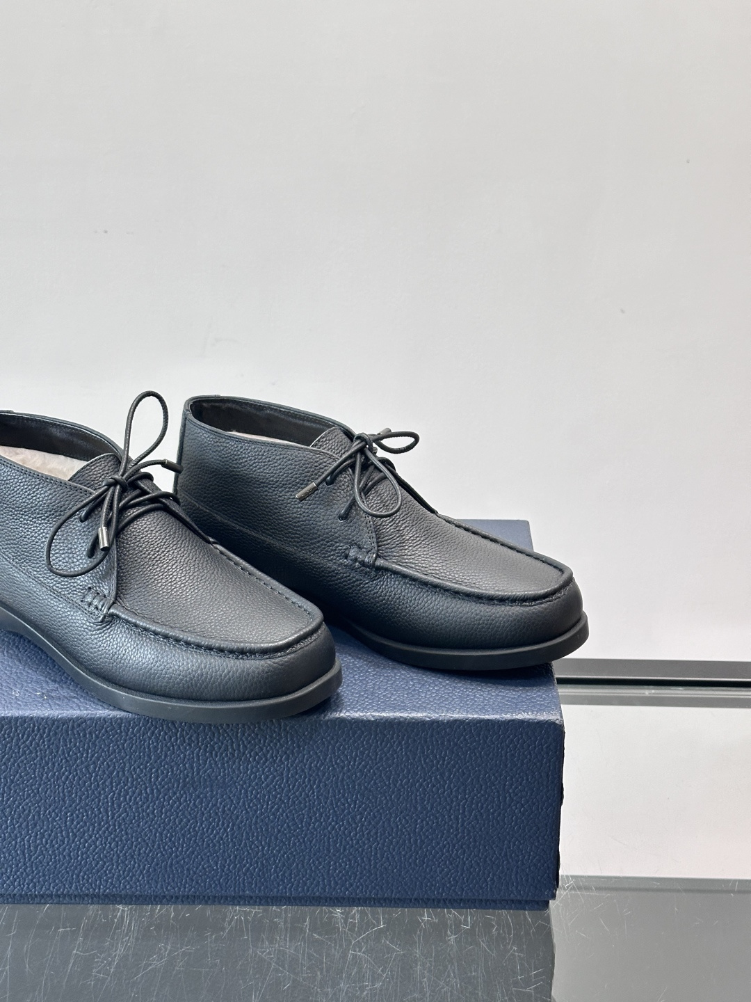 Dio*🆕新款男士休闲短靴（加绒内里），以进口头层牛皮制成，手缝马克线工艺，鞋面品牌经典老花帆布点缀设计