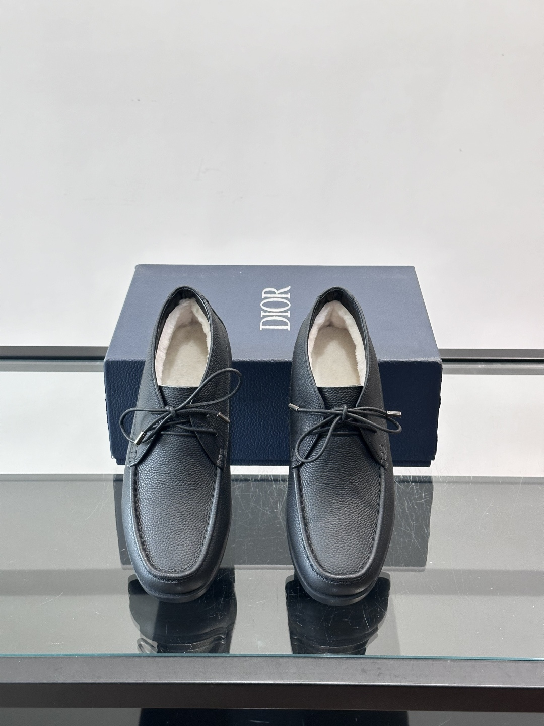 Dio*🆕新款男士休闲短靴（加绒内里），以进口头层牛皮制成，手缝马克线工艺，鞋面品牌经典老花帆布点缀设计