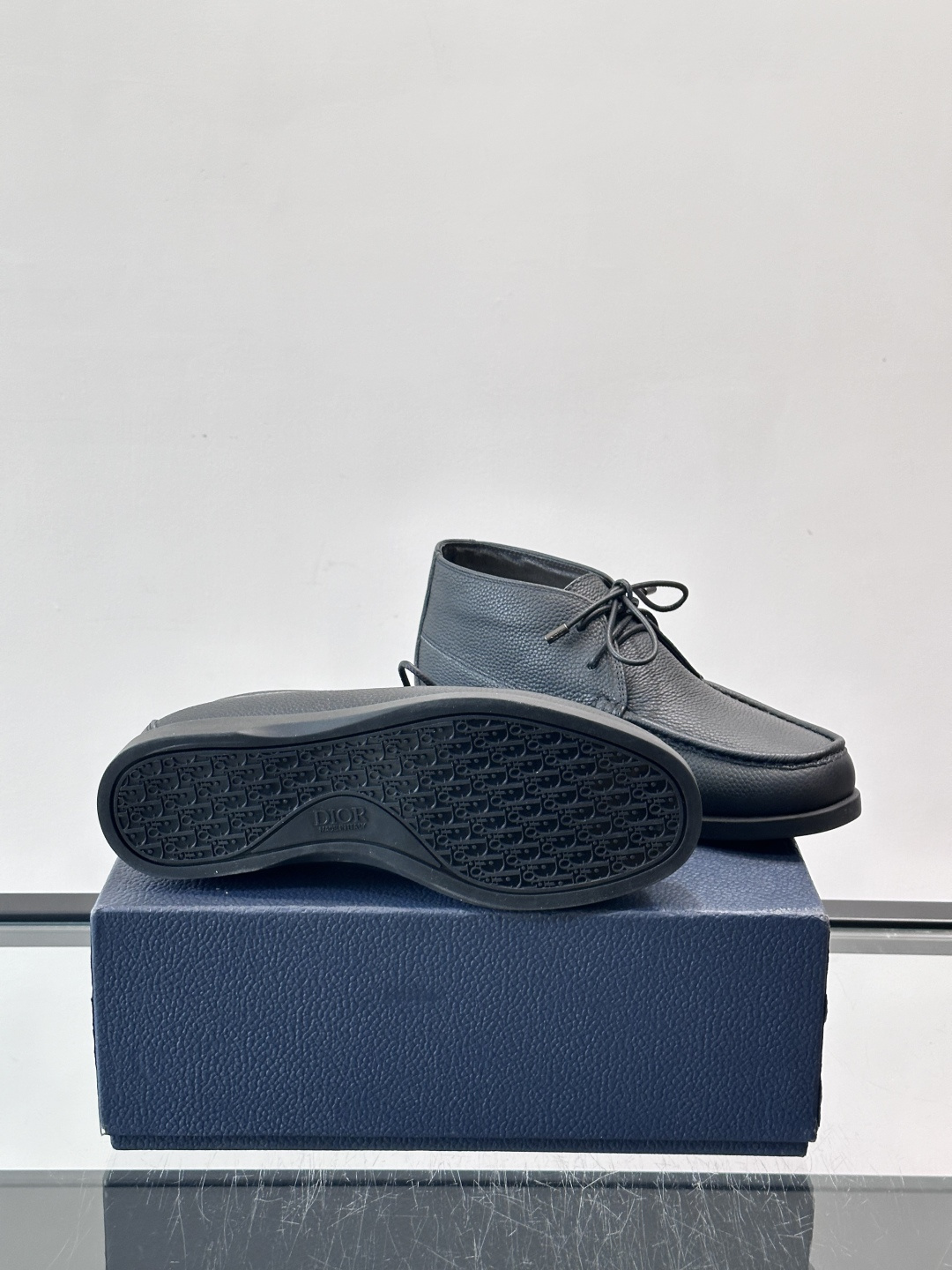 Dio*🆕新款男士休闲短靴（加绒内里），以进口头层牛皮制成，手缝马克线工艺，鞋面品牌经典老花帆布点缀设计