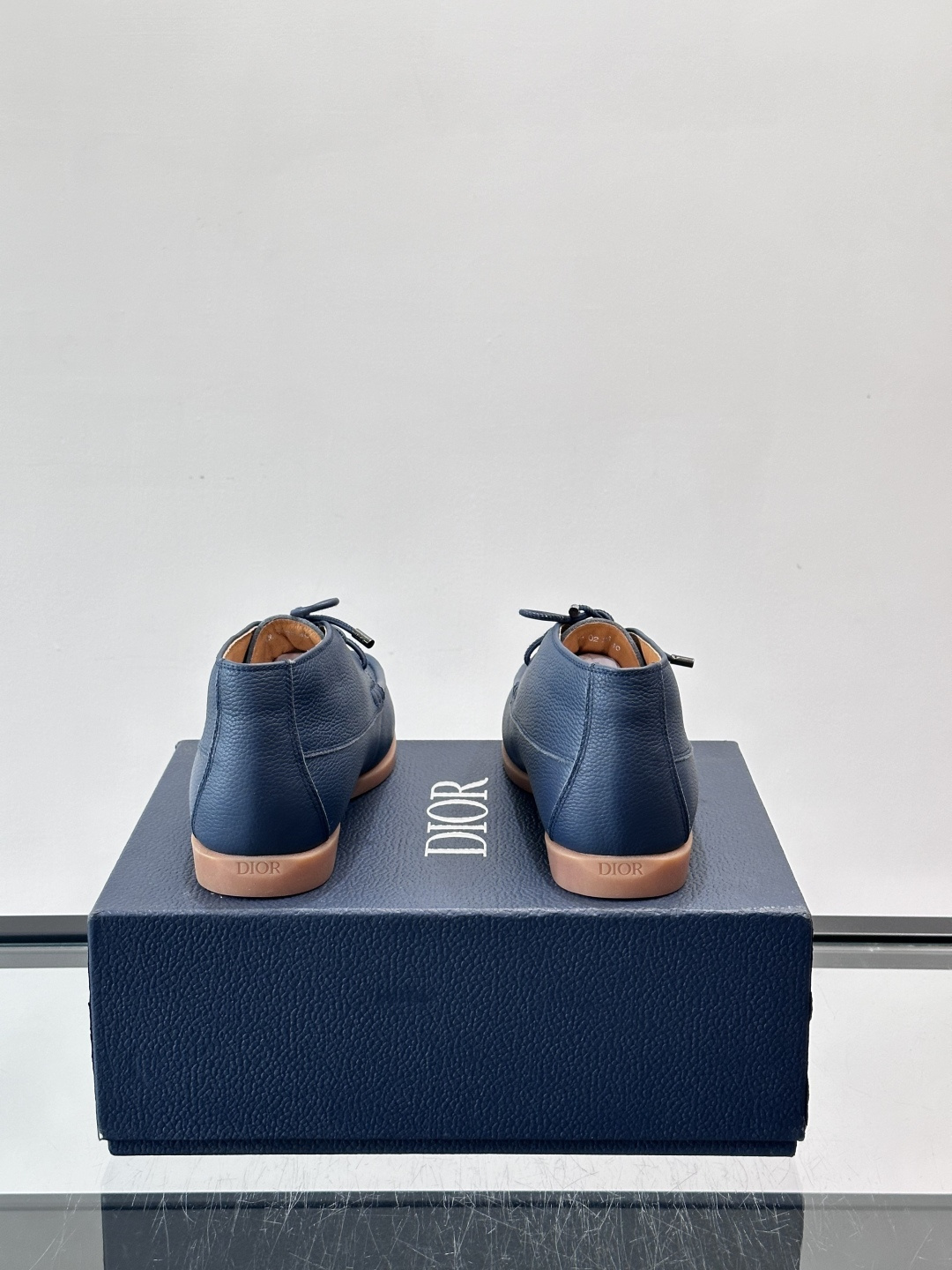 Dio*🆕新款男士休闲短靴（加绒内里），以进口头层牛皮制成，手缝马克线工艺，鞋面品牌经典老花帆布点缀设计