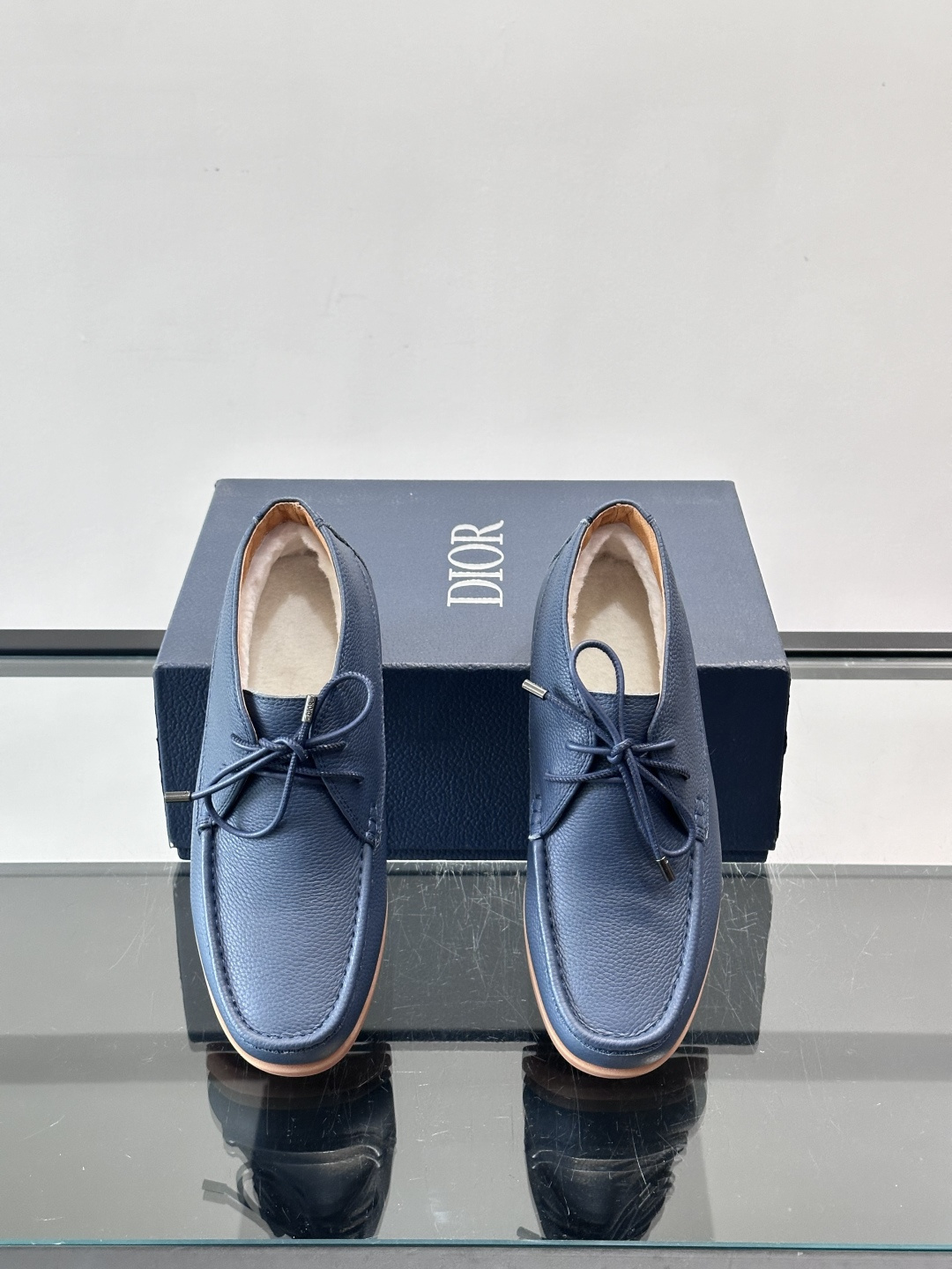 Dio*🆕新款男士休闲短靴（加绒内里），以进口头层牛皮制成，手缝马克线工艺，鞋面品牌经典老花帆布点缀设计