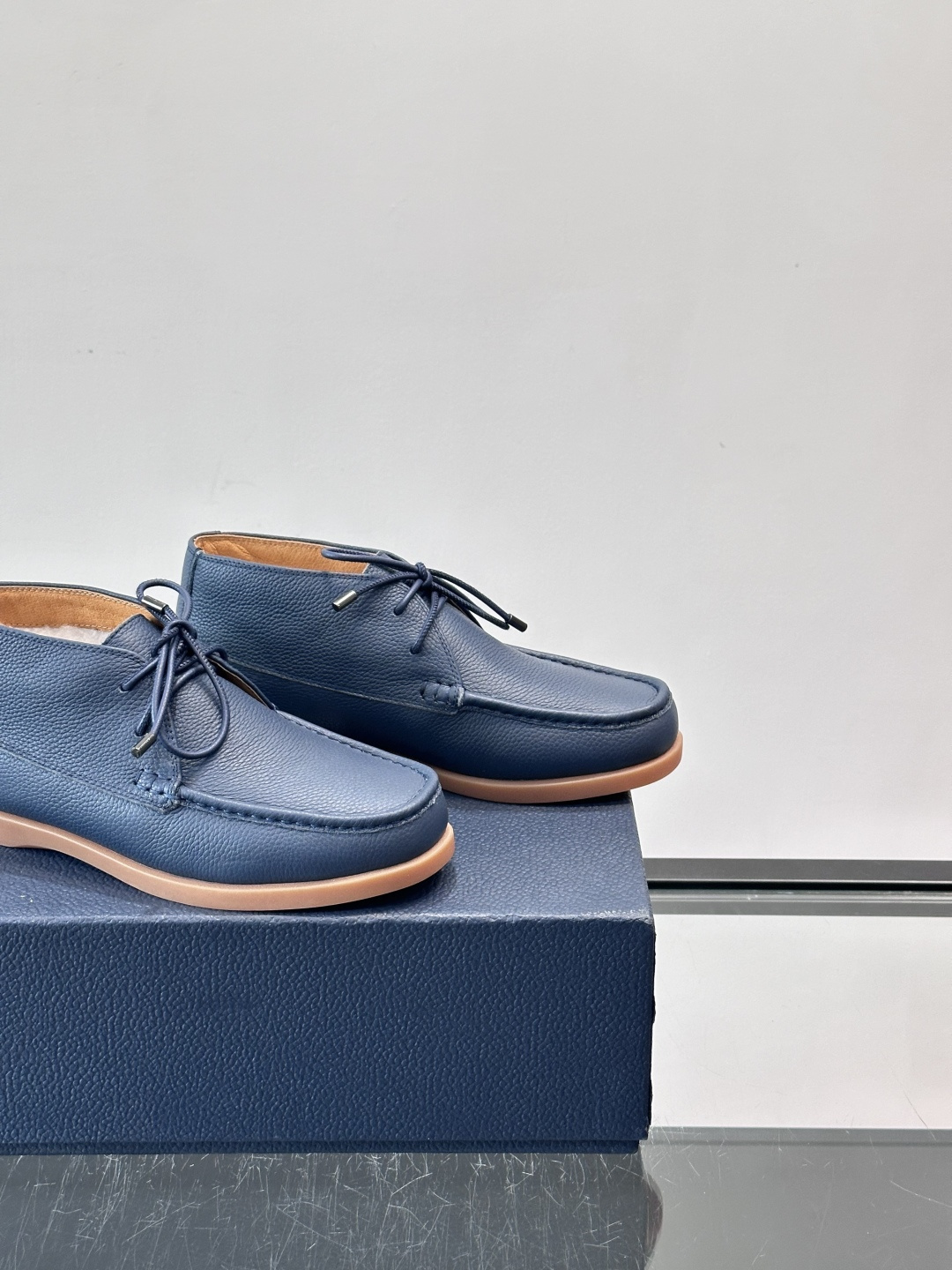 Dio*🆕新款男士休闲短靴（加绒内里），以进口头层牛皮制成，手缝马克线工艺，鞋面品牌经典老花帆布点缀设计