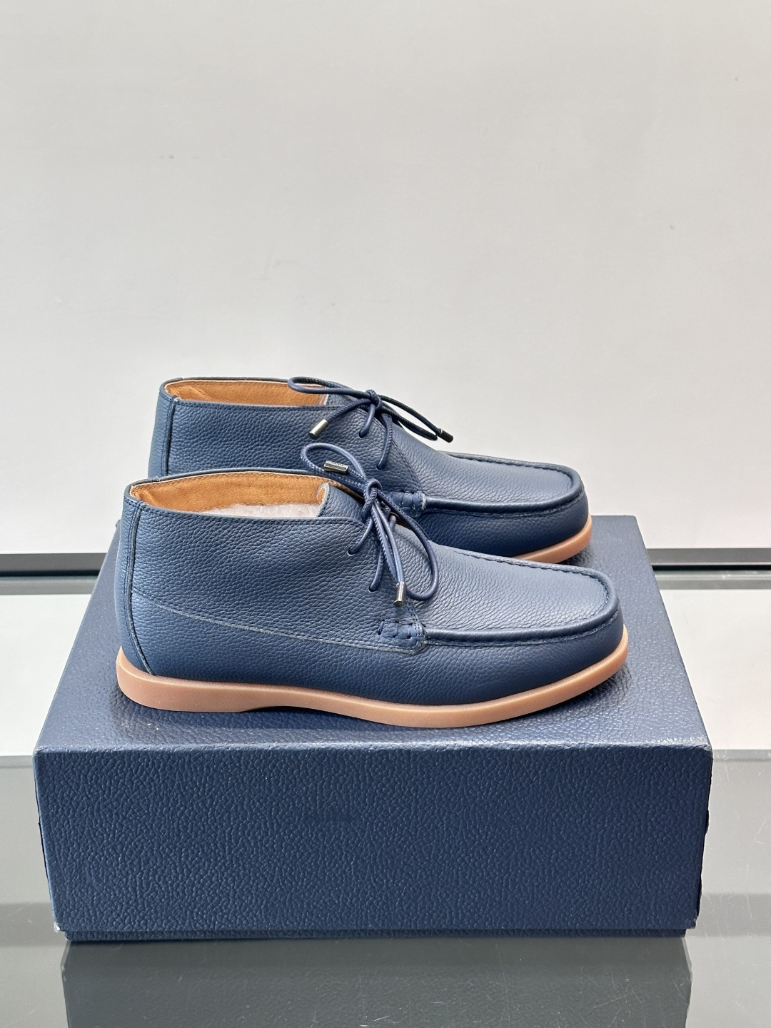 Dio*🆕新款男士休闲短靴（加绒内里），以进口头层牛皮制成，手缝马克线工艺，鞋面品牌经典老花帆布点缀设计