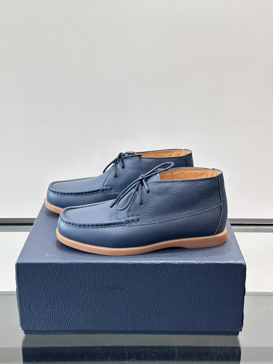 Dio*🆕新款男士休闲短靴（加绒内里），以进口头层牛皮制成，手缝马克线工艺，鞋面品牌经典老花帆布点缀设计