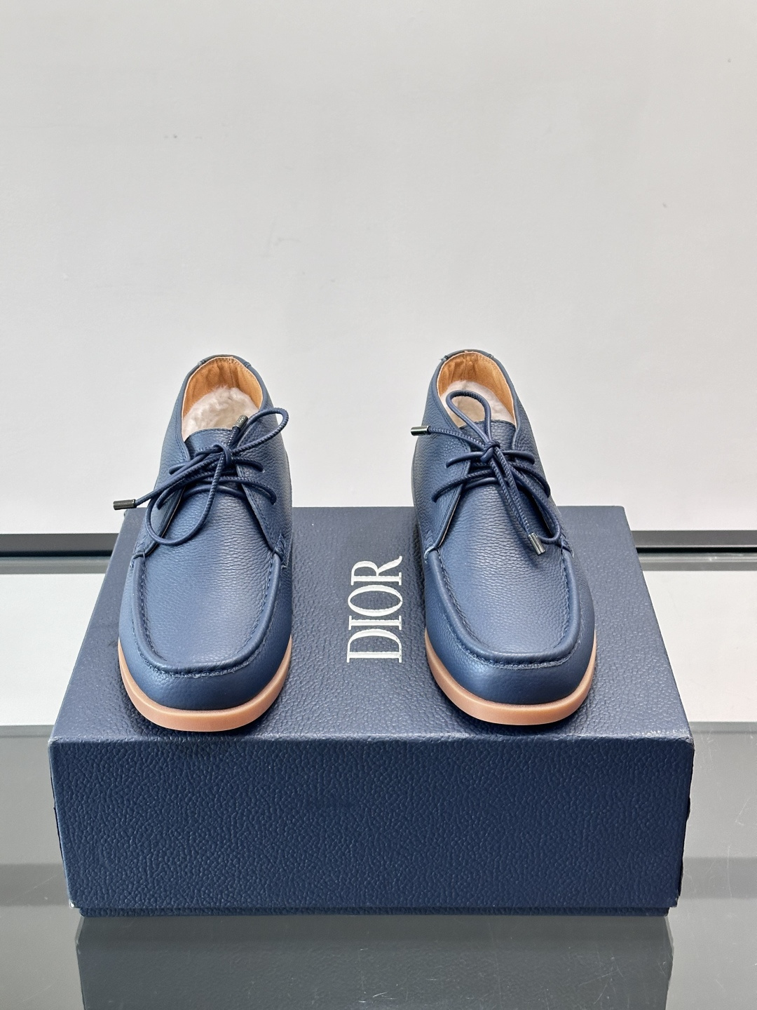 Dio*🆕新款男士休闲短靴（加绒内里），以进口头层牛皮制成，手缝马克线工艺，鞋面品牌经典老花帆布点缀设计