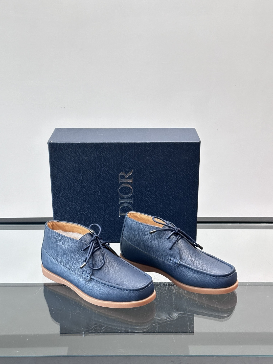 Dio*🆕新款男士休闲短靴（加绒内里），以进口头层牛皮制成，手缝马克线工艺，鞋面品牌经典老花帆布点缀设计