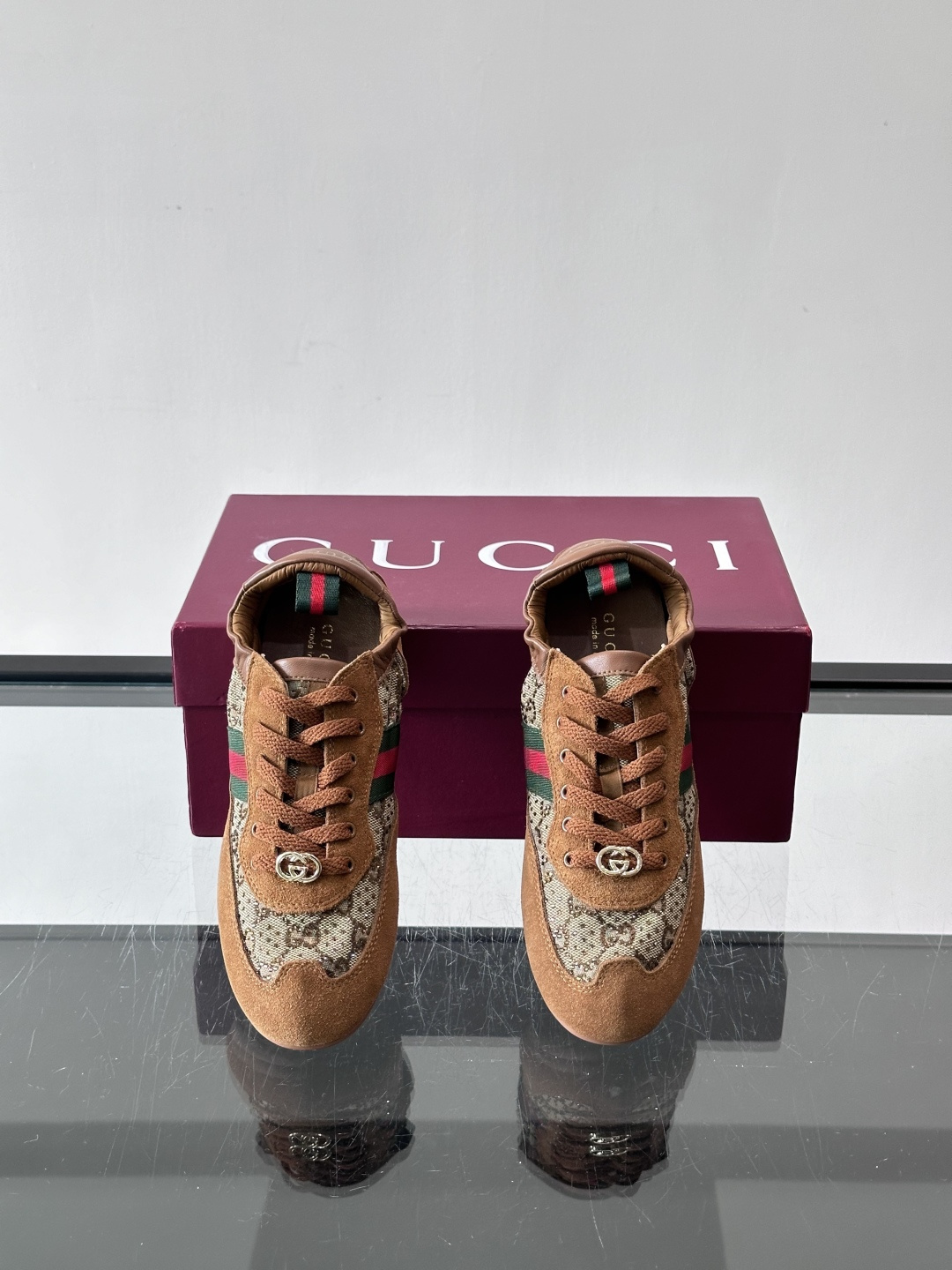 Gucci 古驰新款德训薄底 （带钻）运动鞋 轻盈设计焕新诠释运动风尚。利落廓形更添自在本色，行动间彰显