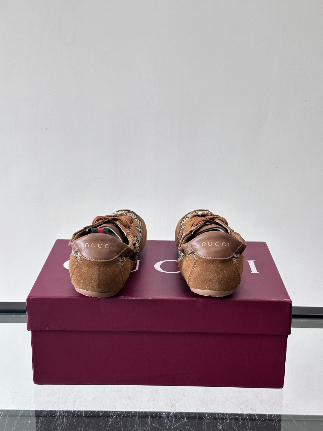 Gucci 古驰新款德训薄底 （带钻）运动鞋 轻盈设计焕新诠释运动风尚。利落廓形更添自在本色，行动间彰显