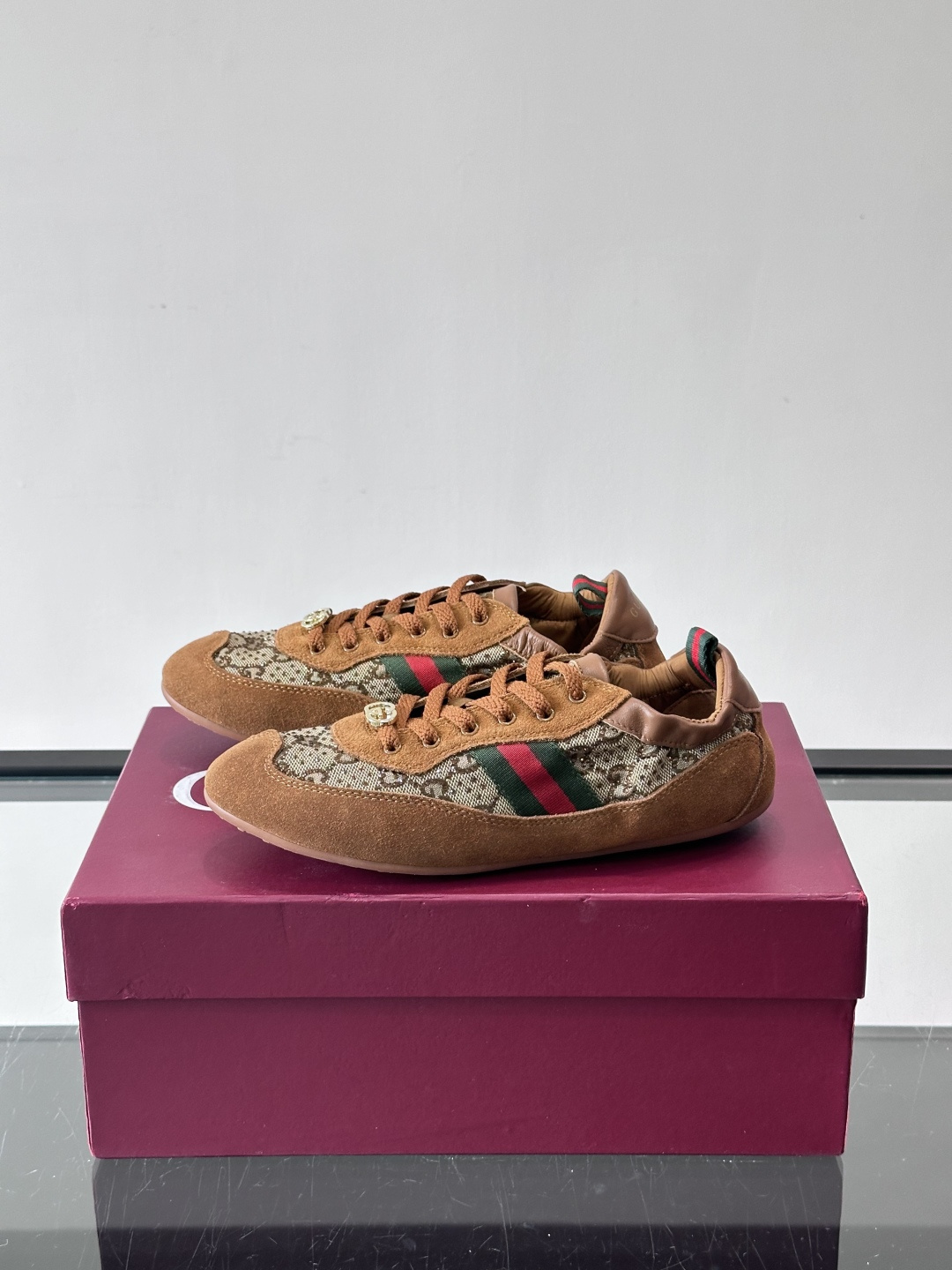 Gucci 古驰新款德训薄底 （带钻）运动鞋 轻盈设计焕新诠释运动风尚。利落廓形更添自在本色，行动间彰显