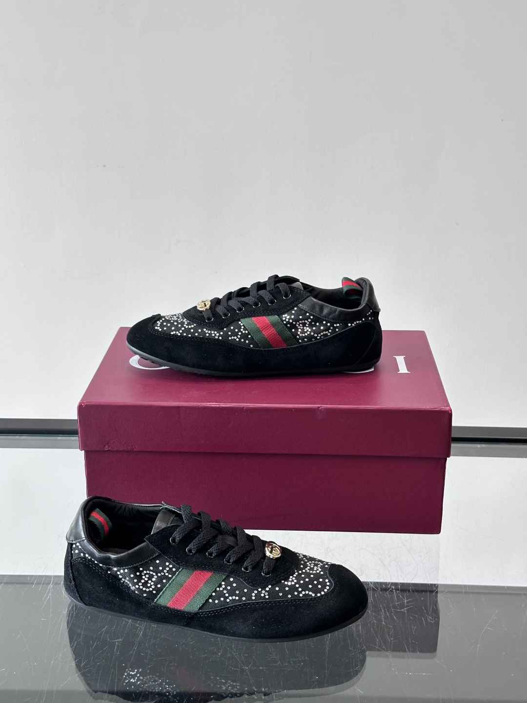 Gucci 古驰新款德训薄底 （带钻）运动鞋 轻盈设计焕新诠释运动风尚。利落廓形更添自在本色，行动间彰显