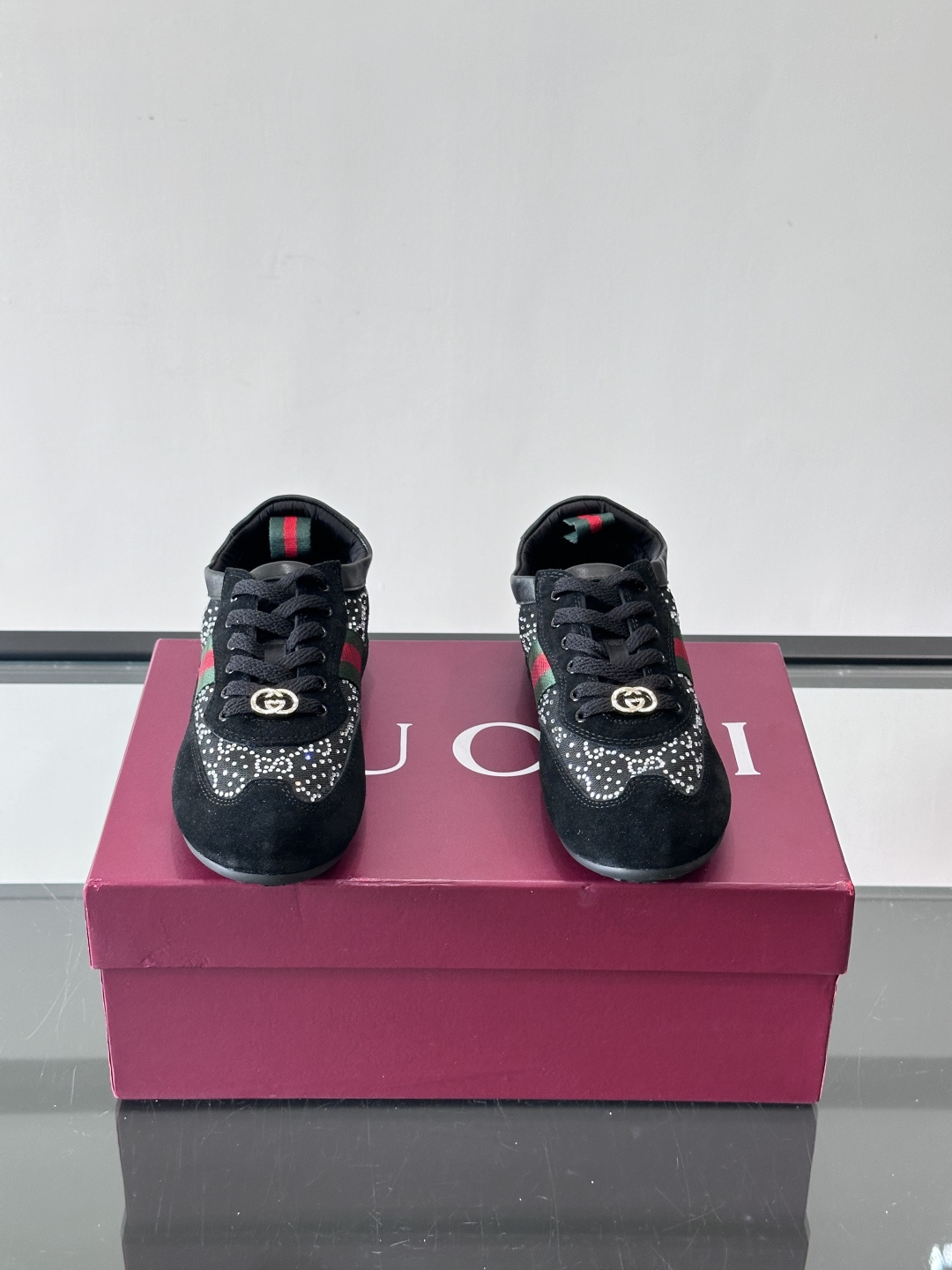 Gucci 古驰新款德训薄底 （带钻）运动鞋 轻盈设计焕新诠释运动风尚。利落廓形更添自在本色，行动间彰显