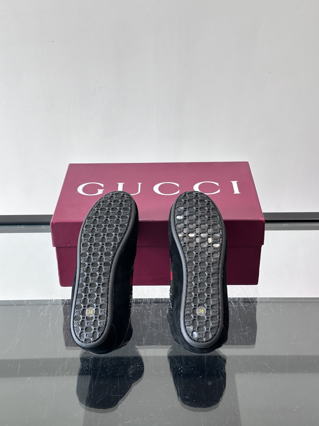 Gucci 古驰新款德训薄底 （带钻）运动鞋 轻盈设计焕新诠释运动风尚。利落廓形更添自在本色，行动间彰显