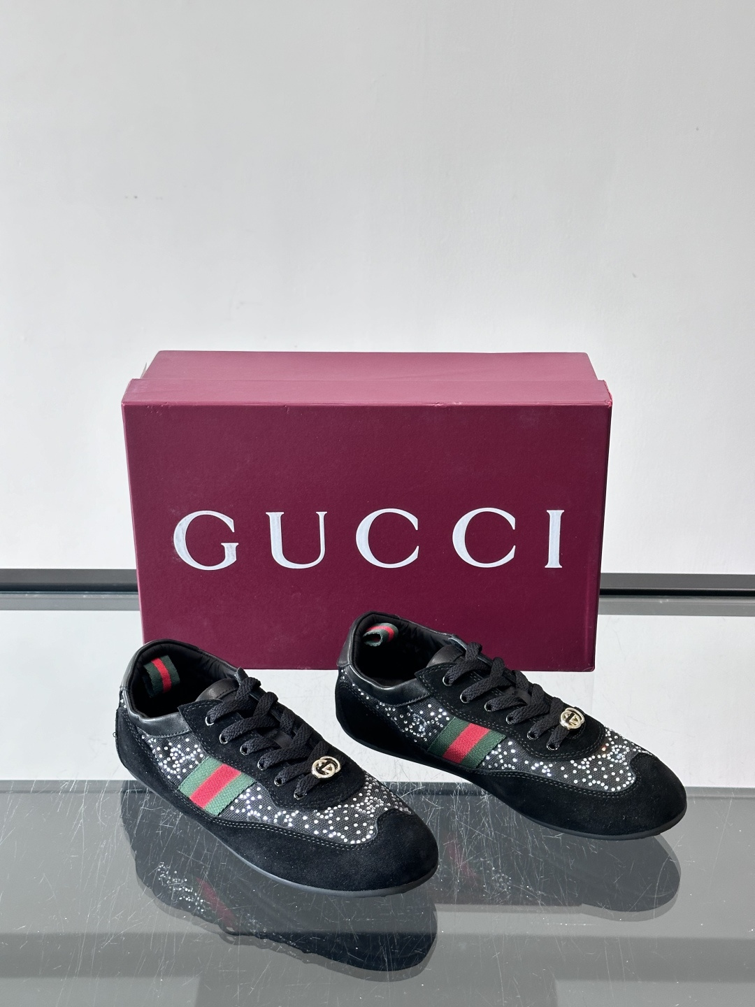 Gucci 古驰新款德训薄底 （带钻）运动鞋 轻盈设计焕新诠释运动风尚。利落廓形更添自在本色，行动间彰显