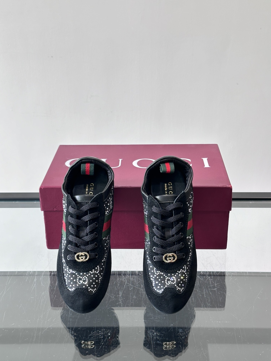 Gucci 古驰新款德训薄底 （带钻）运动鞋 轻盈设计焕新诠释运动风尚。利落廓形更添自在本色，行动间彰显