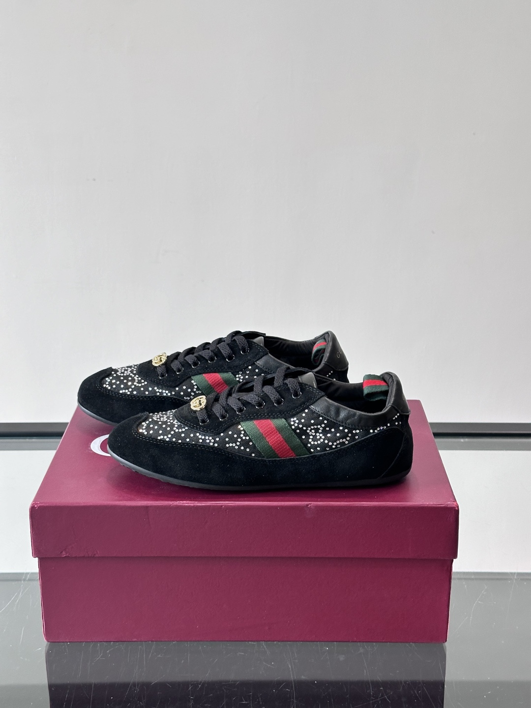 Gucci 古驰新款德训薄底 （带钻）运动鞋 轻盈设计焕新诠释运动风尚。利落廓形更添自在本色，行动间彰显