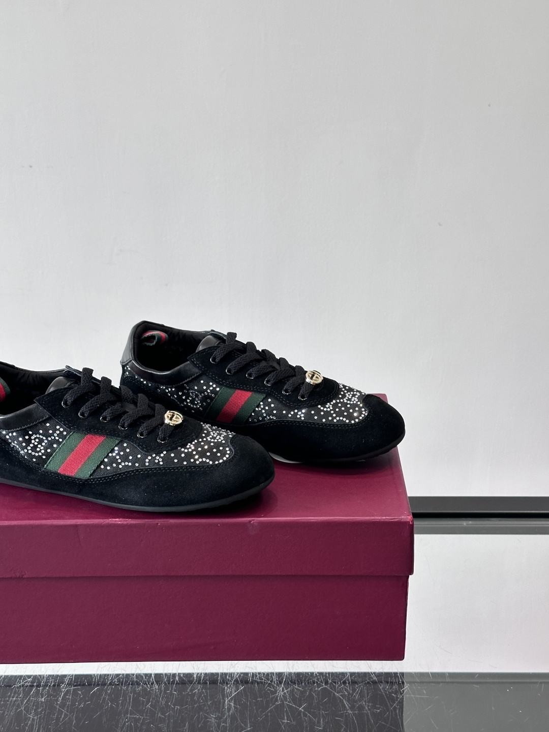 Gucci 古驰新款德训薄底 （带钻）运动鞋 轻盈设计焕新诠释运动风尚。利落廓形更添自在本色，行动间彰显