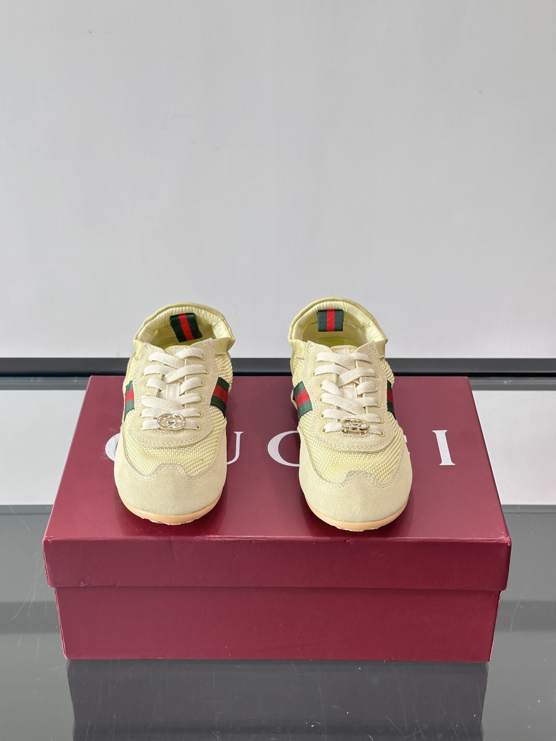 Gucci 古驰新款德训薄底 运动鞋 轻盈设计焕新诠释运动风尚。利落廓形更添自在本色，行动间彰显精致质感