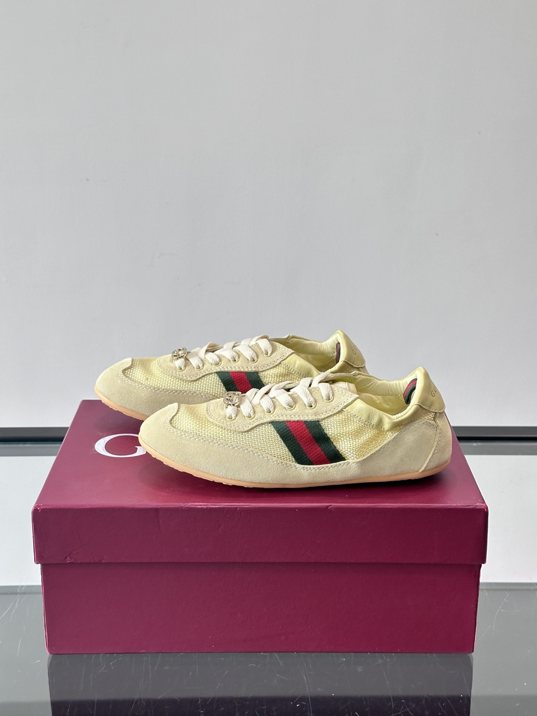 Gucci 古驰新款德训薄底 运动鞋 轻盈设计焕新诠释运动风尚。利落廓形更添自在本色，行动间彰显精致质感