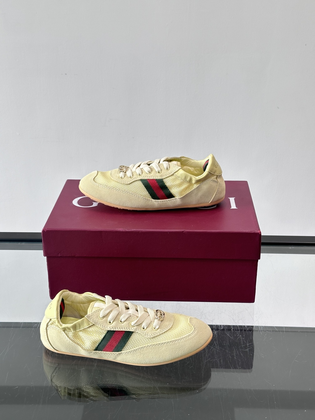 Gucci 古驰新款德训薄底 运动鞋 轻盈设计焕新诠释运动风尚。利落廓形更添自在本色，行动间彰显精致质感