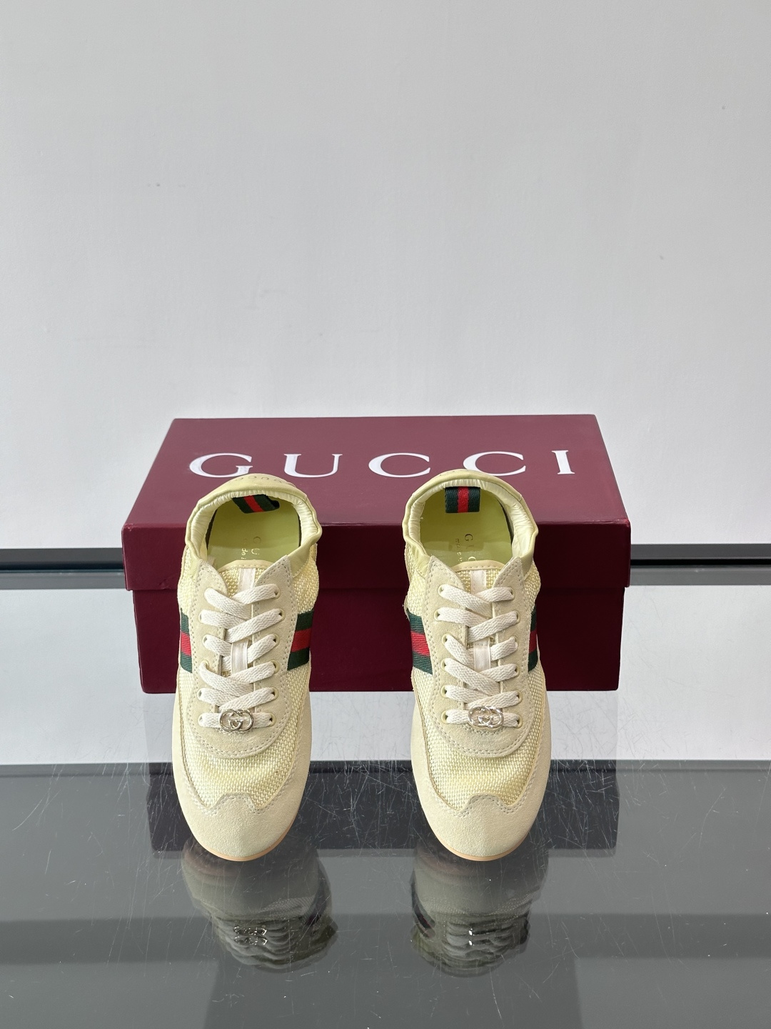 Gucci 古驰新款德训薄底 运动鞋 轻盈设计焕新诠释运动风尚。利落廓形更添自在本色，行动间彰显精致质感