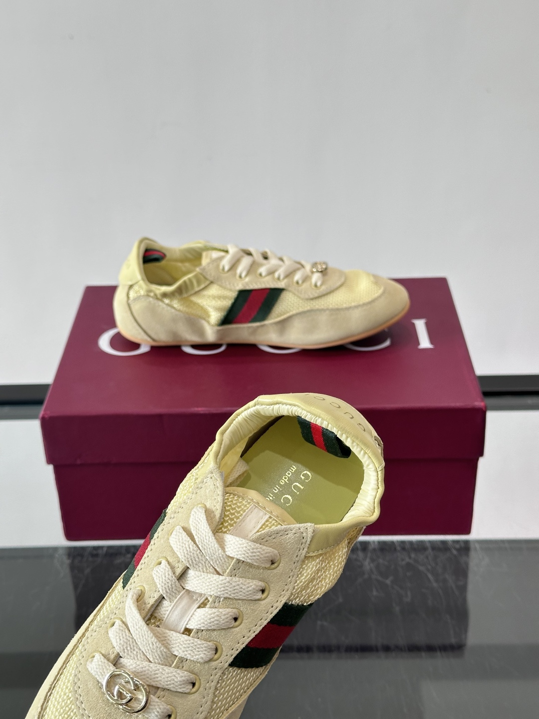 Gucci 古驰新款德训薄底 运动鞋 轻盈设计焕新诠释运动风尚。利落廓形更添自在本色，行动间彰显精致质感