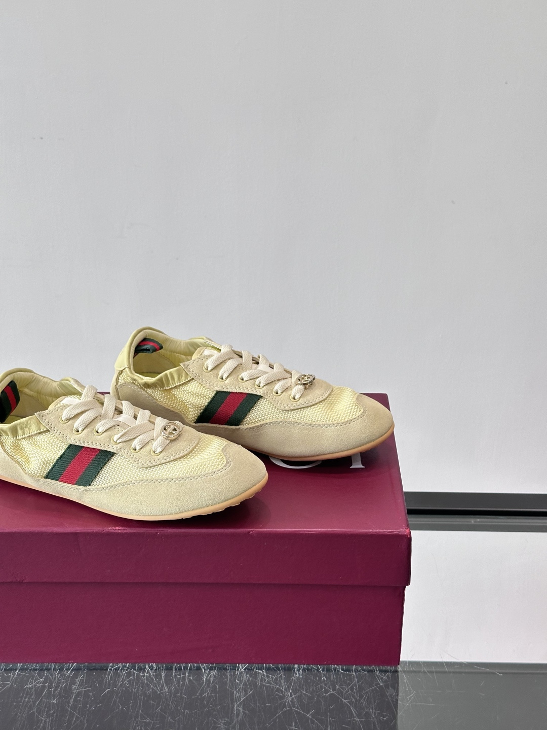 Gucci 古驰新款德训薄底 运动鞋 轻盈设计焕新诠释运动风尚。利落廓形更添自在本色，行动间彰显精致质感