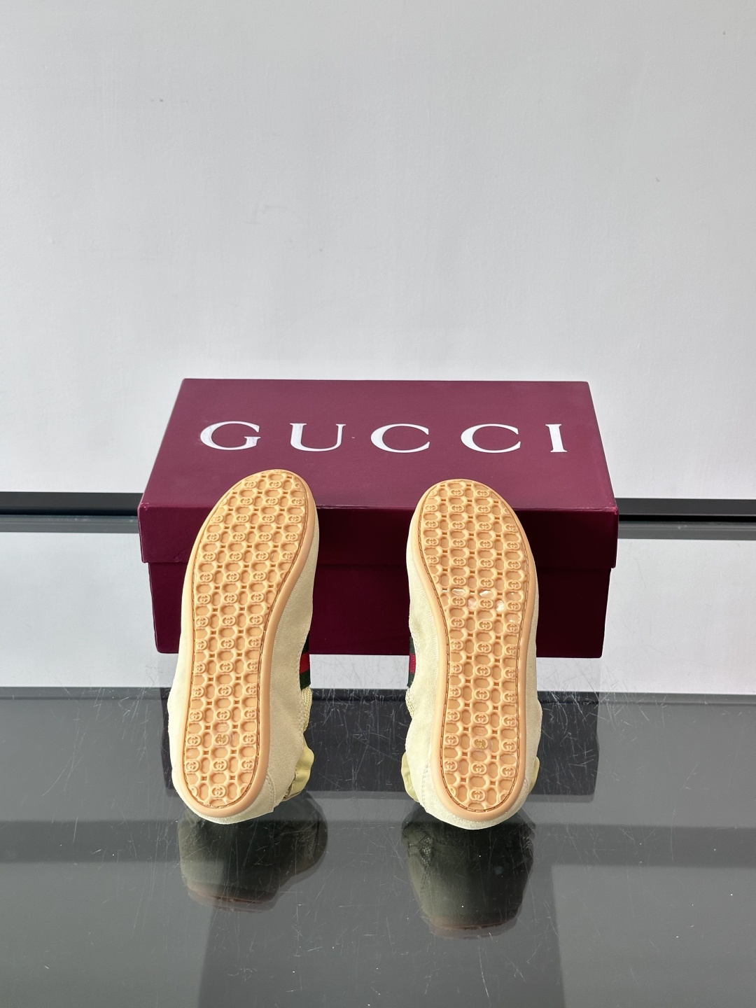 Gucci 古驰新款德训薄底 运动鞋 轻盈设计焕新诠释运动风尚。利落廓形更添自在本色，行动间彰显精致质感