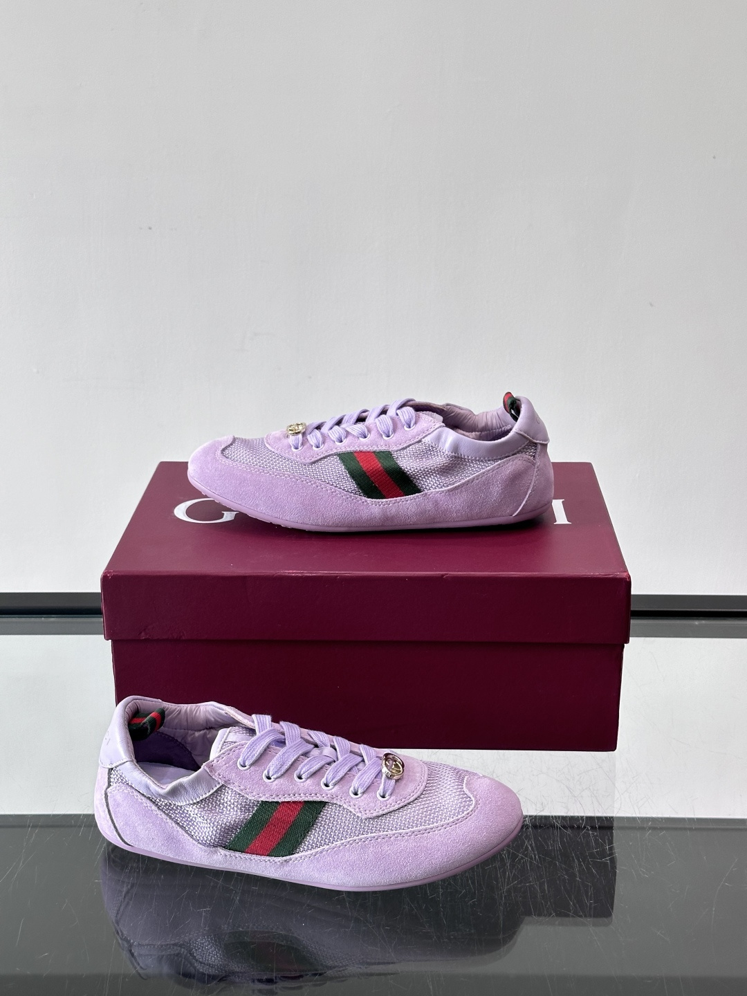 Gucci 古驰新款德训薄底 运动鞋 轻盈设计焕新诠释运动风尚。利落廓形更添自在本色，行动间彰显精致质感