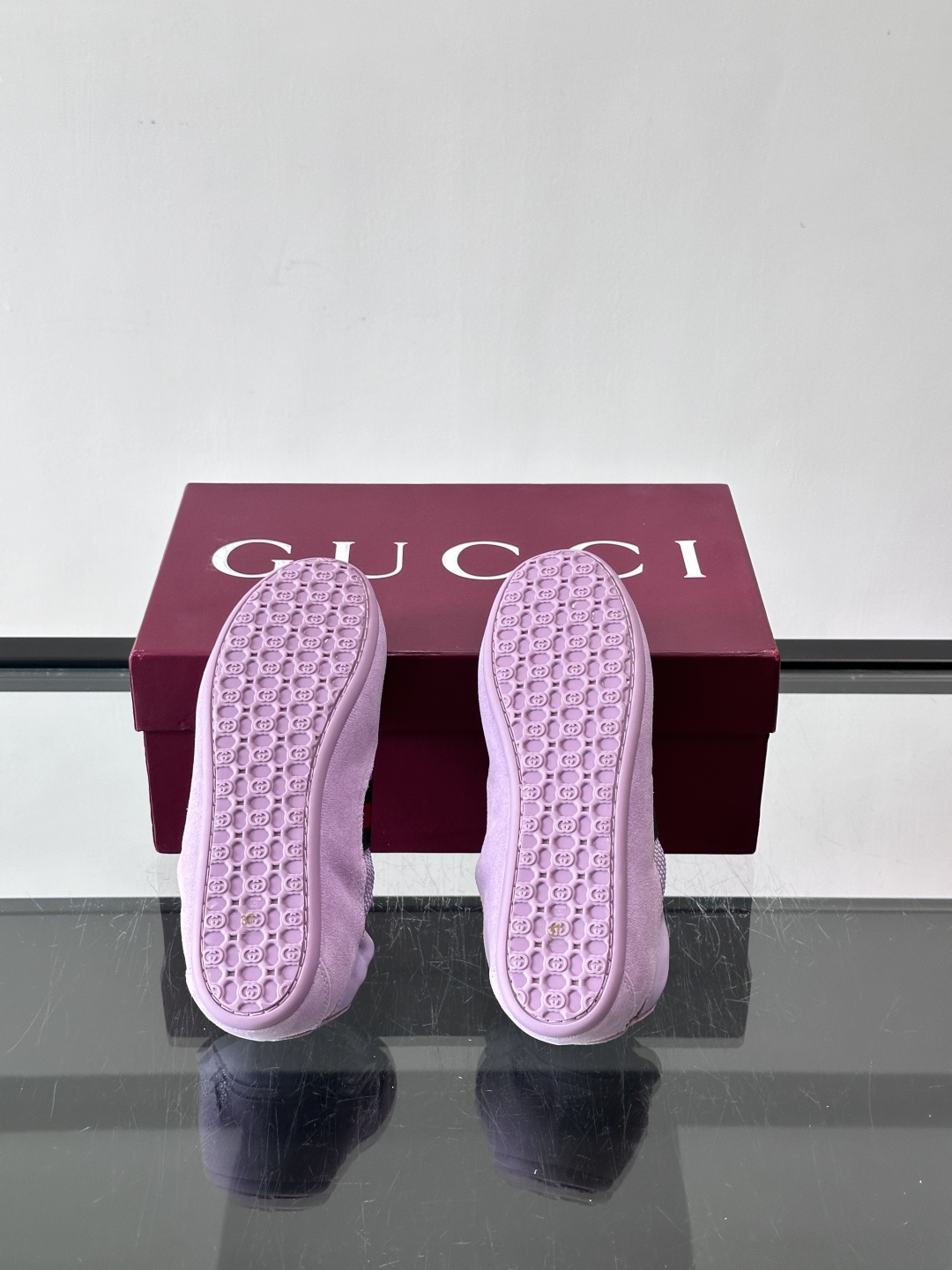 Gucci 古驰新款德训薄底 运动鞋 轻盈设计焕新诠释运动风尚。利落廓形更添自在本色，行动间彰显精致质感