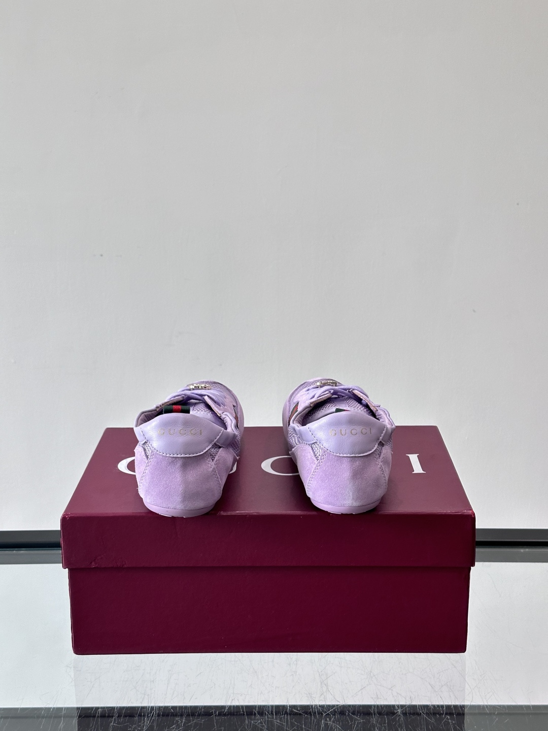 Gucci 古驰新款德训薄底 运动鞋 轻盈设计焕新诠释运动风尚。利落廓形更添自在本色，行动间彰显精致质感