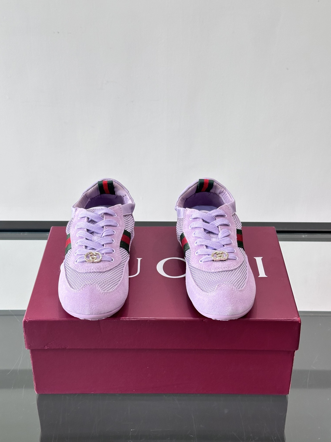 Gucci 古驰新款德训薄底 运动鞋 轻盈设计焕新诠释运动风尚。利落廓形更添自在本色，行动间彰显精致质感