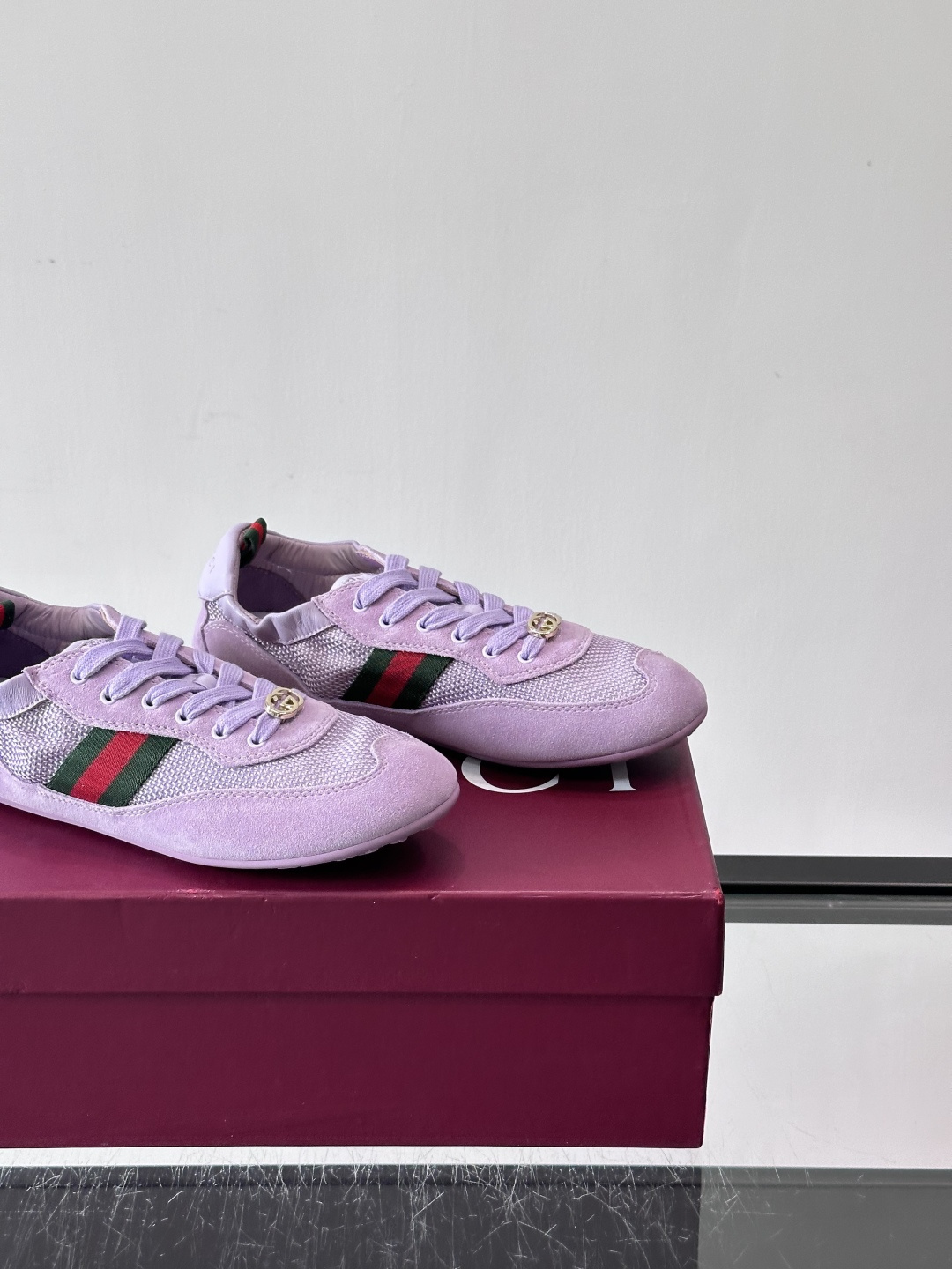 Gucci 古驰新款德训薄底 运动鞋 轻盈设计焕新诠释运动风尚。利落廓形更添自在本色，行动间彰显精致质感