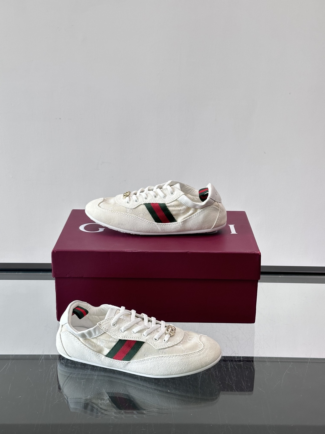 Gucci 古驰新款情侣款👫德训薄底 运动鞋 轻盈设计焕新诠释运动风尚。利落廓形更添自在本色，行动间彰显