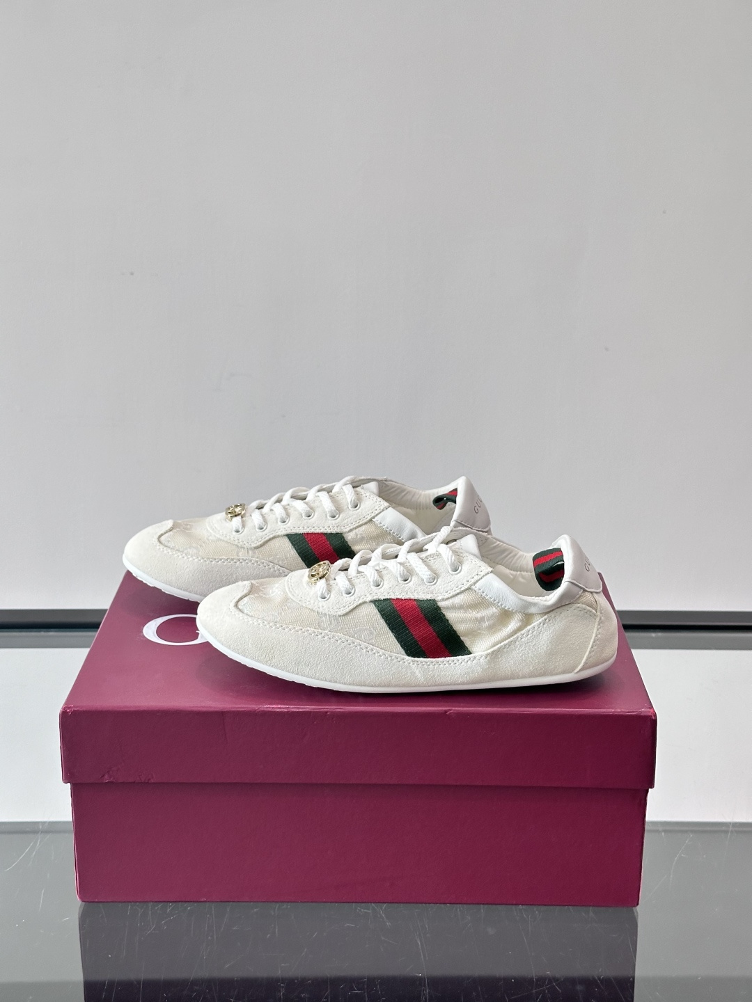 Gucci 古驰新款情侣款👫德训薄底 运动鞋 轻盈设计焕新诠释运动风尚。利落廓形更添自在本色，行动间彰显