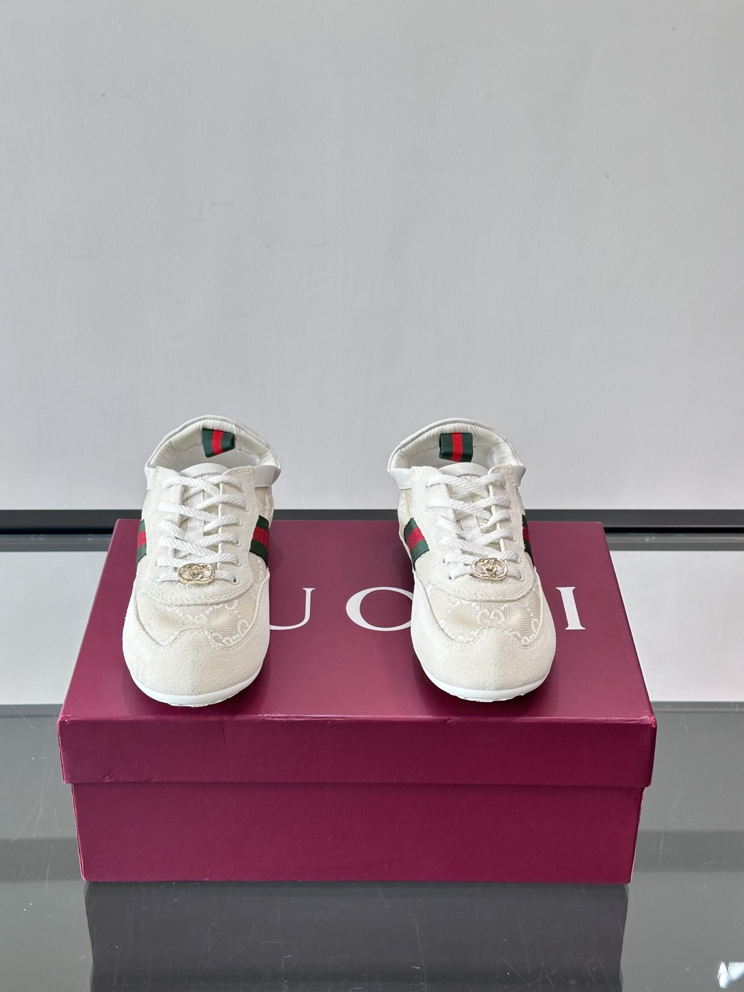 Gucci 古驰新款情侣款👫德训薄底 运动鞋 轻盈设计焕新诠释运动风尚。利落廓形更添自在本色，行动间彰显