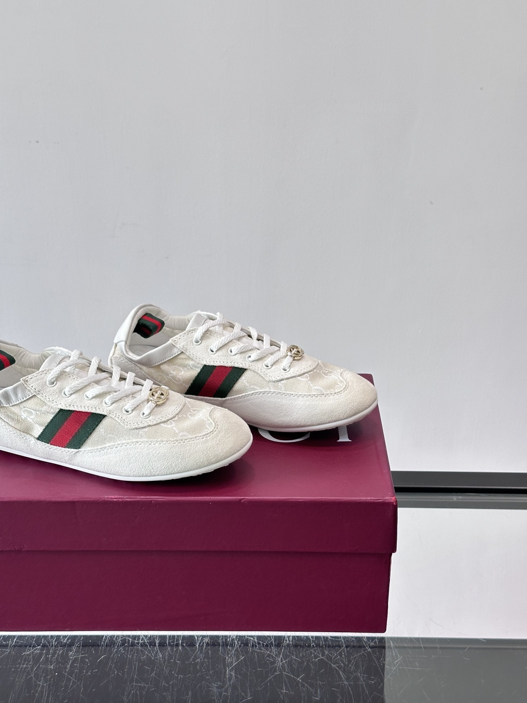 Gucci 古驰新款情侣款👫德训薄底 运动鞋 轻盈设计焕新诠释运动风尚。利落廓形更添自在本色，行动间彰显